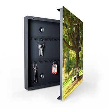 Primedeco Schlüsselkasten Magnetpinnwand und Memoboard mit Glasfront Motiv Sitzbank unter Baum (1 St)