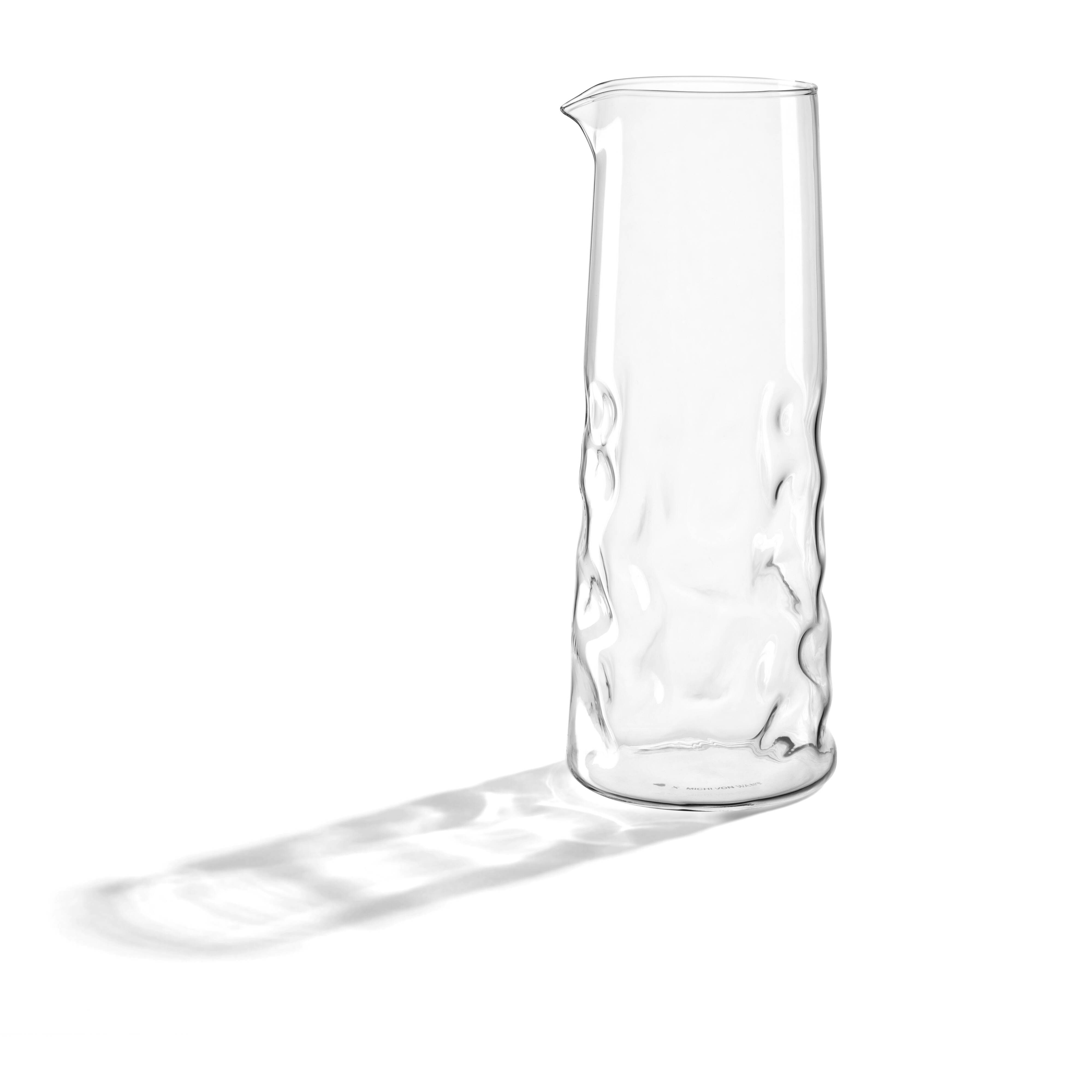 LEONARDO Karaffe LEONARDO X MICHI VON WANT, Designobjekt, organische Form, Mulden-Griff, 1300 ml Fassungsvermögen