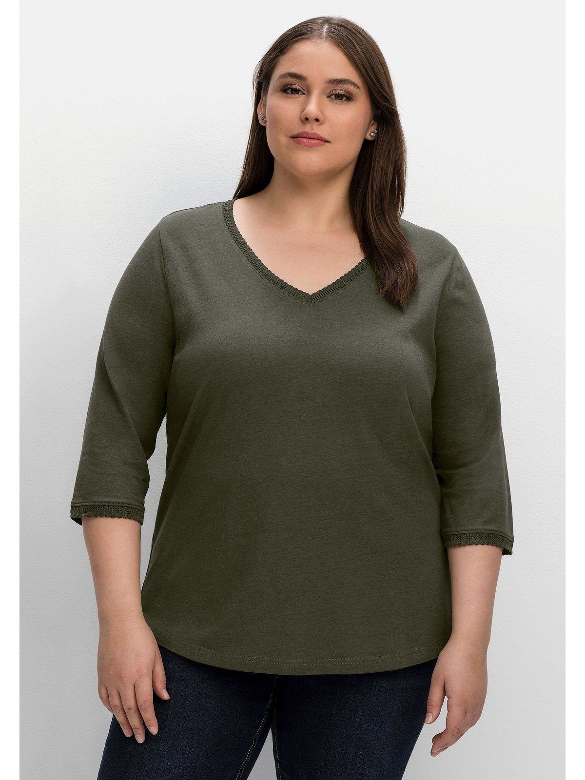 Sheego 3/4-Arm-Shirt Große Größen mit Bogenkante, in leichter A-Linie dunkeloliv