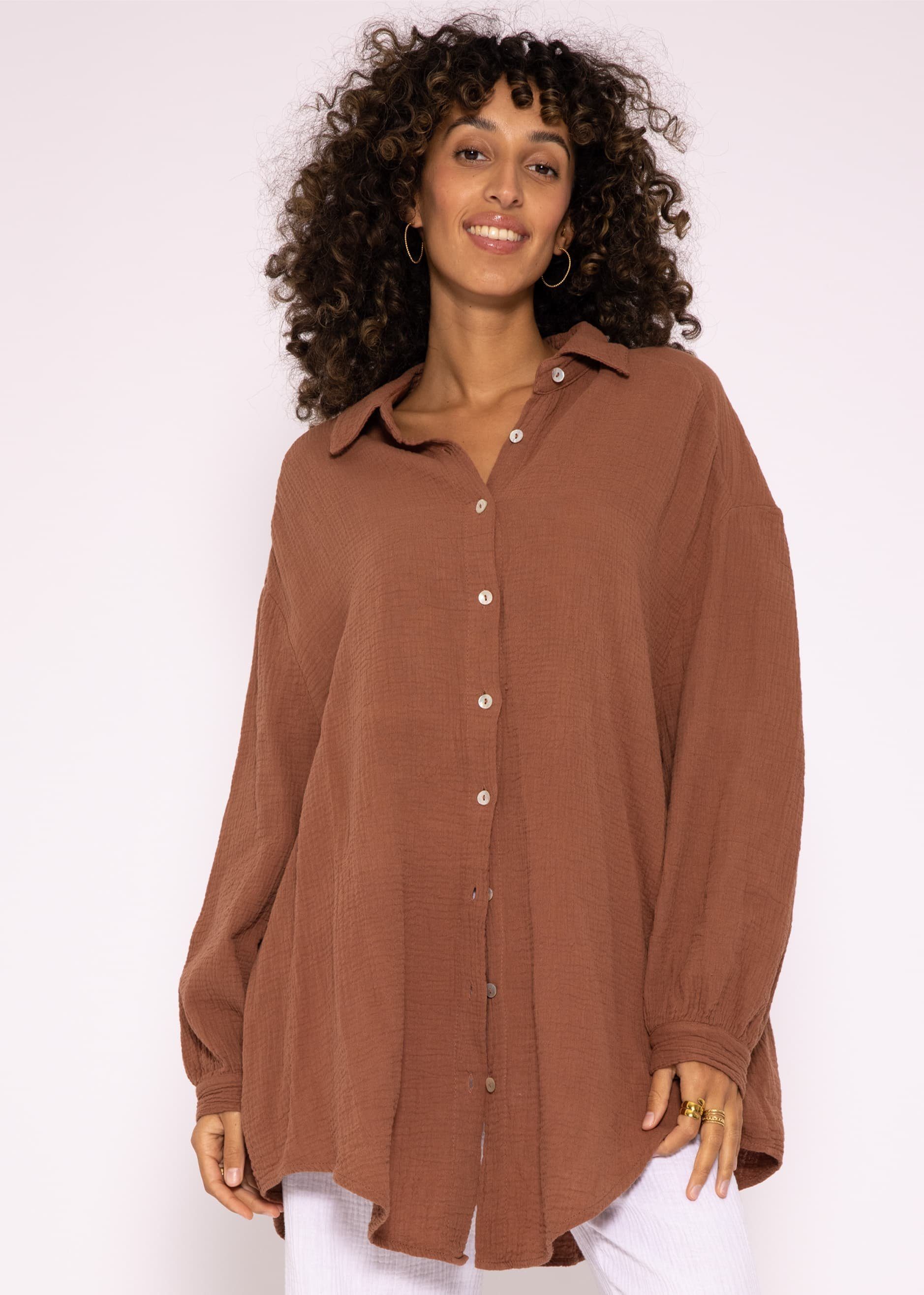 SASSYCLASSY Longbluse Oversize Musselin Bluse Damen Langarm Hemdbluse lang aus Baumwolle mit V-Ausschnitt, One Size (Gr. 36-48) Cafelatte
