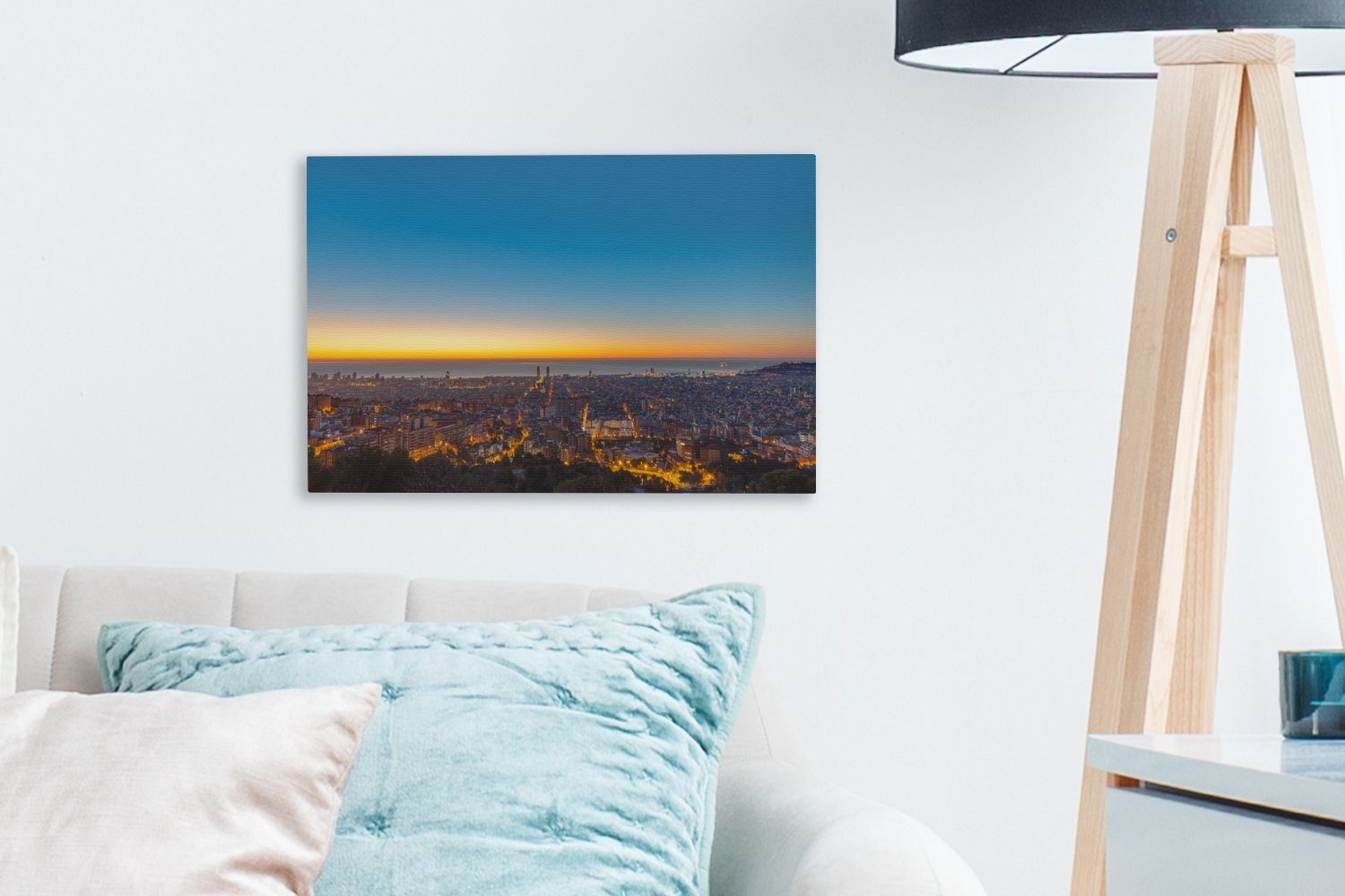 Skyline cm Die Barcelona (1 OneMillionCanvasses® 30x20 Leinwandbilder, Wanddeko, Aufhängefertig, Abend, von Leinwandbild St), Wandbild am