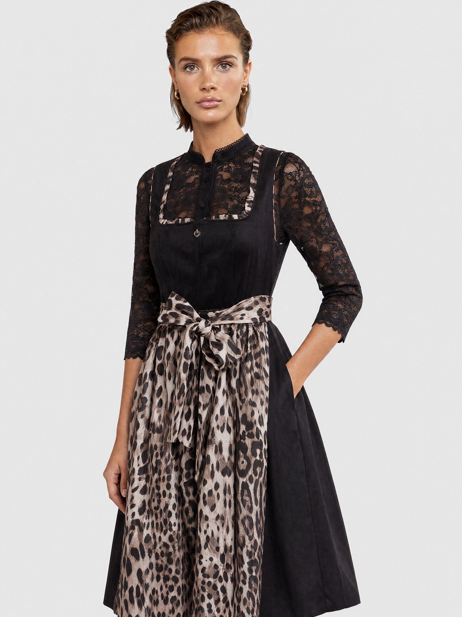Apart Dirndl aus Samt und Satin mit Leo-Schürze