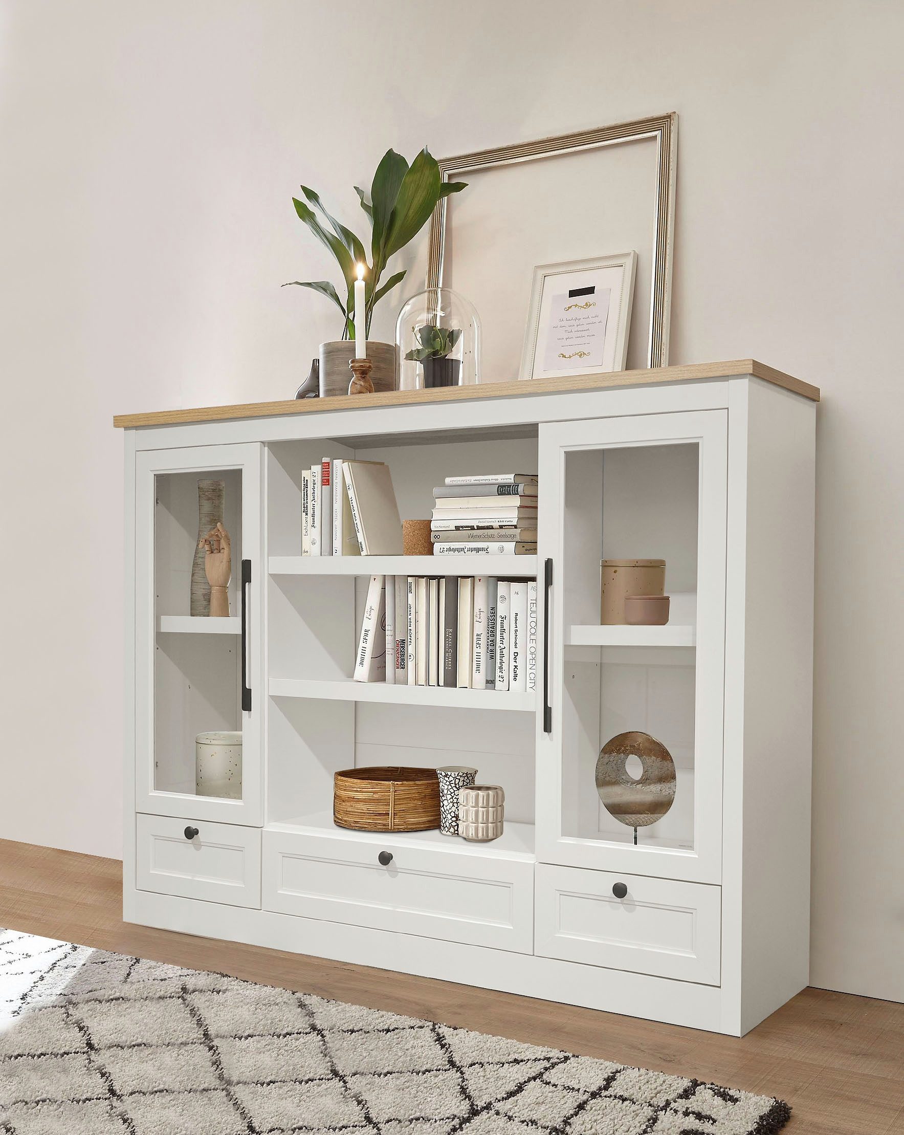 OTTO home Highboard Ismund, aus MDF, mit Holz-Zierleiste, schwarzen Metallgriffen, Höhe 121 cm