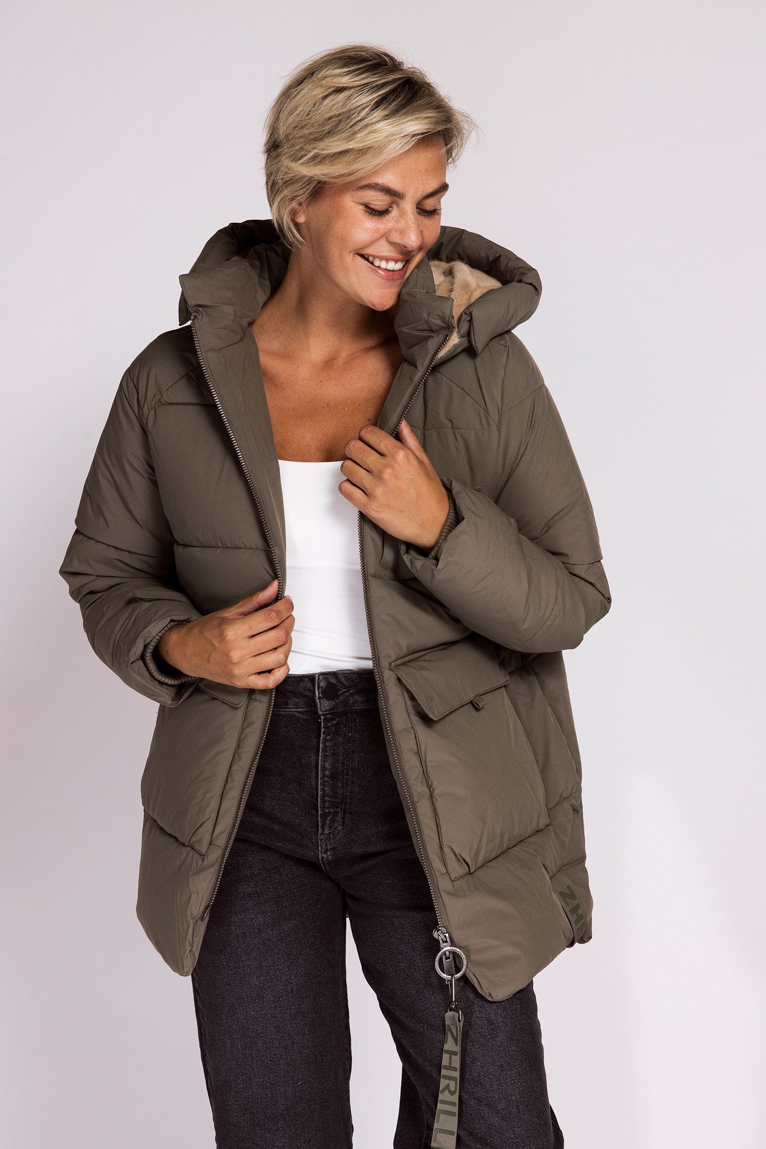 Zhrill Steppjacke ZHNIEKA mit Kapuze und Logo-Druck auf dem Rücken