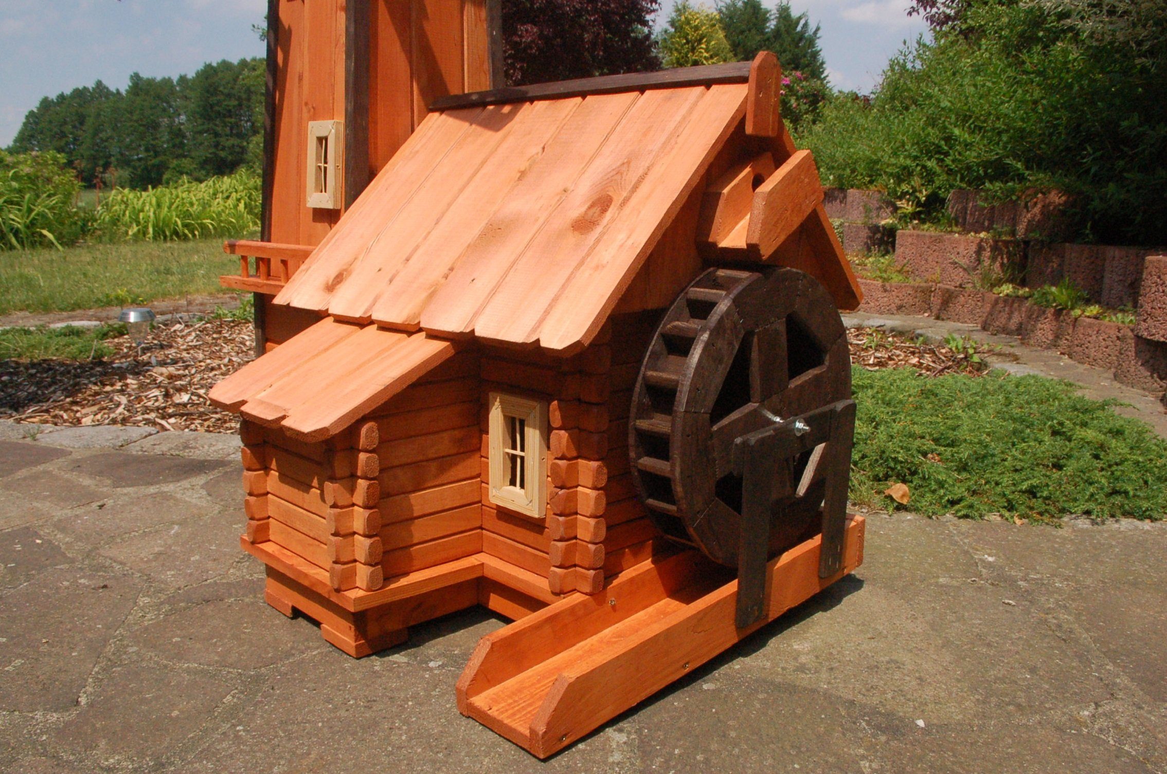 mit Wind- und Wassermühle DSH kombinierte Wassermühle, integrierter Gartenfigur SHOP HANNUSCH Windmühle DEKO