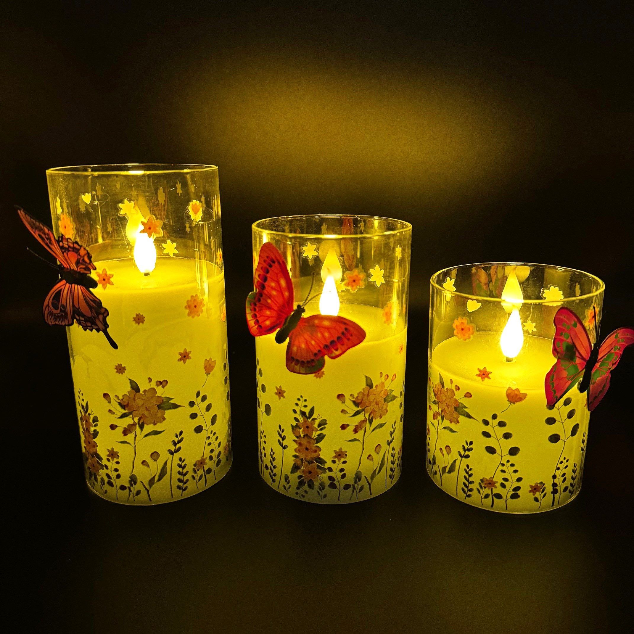 Online-Fuchs LED-Kerze - 3er Set LED-Kerzen im Glas mit Timer und Blumen verziert (realistische Kerzenflamme, Deko für Frühling & Sommer), inklusive praktischer 6-Stunden Timerfunktion -