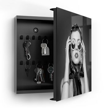 DEQORI Schlüsselkasten 'Junge Frau im Retro-Stil', Glas Schlüsselbox modern magnetisch beschreibbar