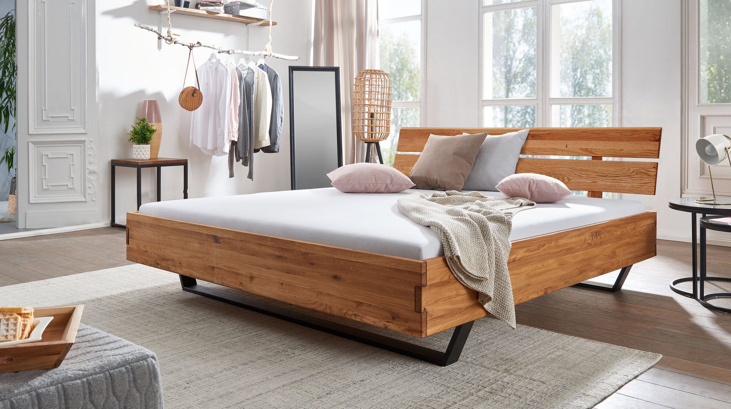 Massivart® Massivholzbett BIRK / Massivholz / Wildeiche geölt / Kopfteil geteilt, Standbeine schwarz Metall / Kufenform / rustikale Optik
