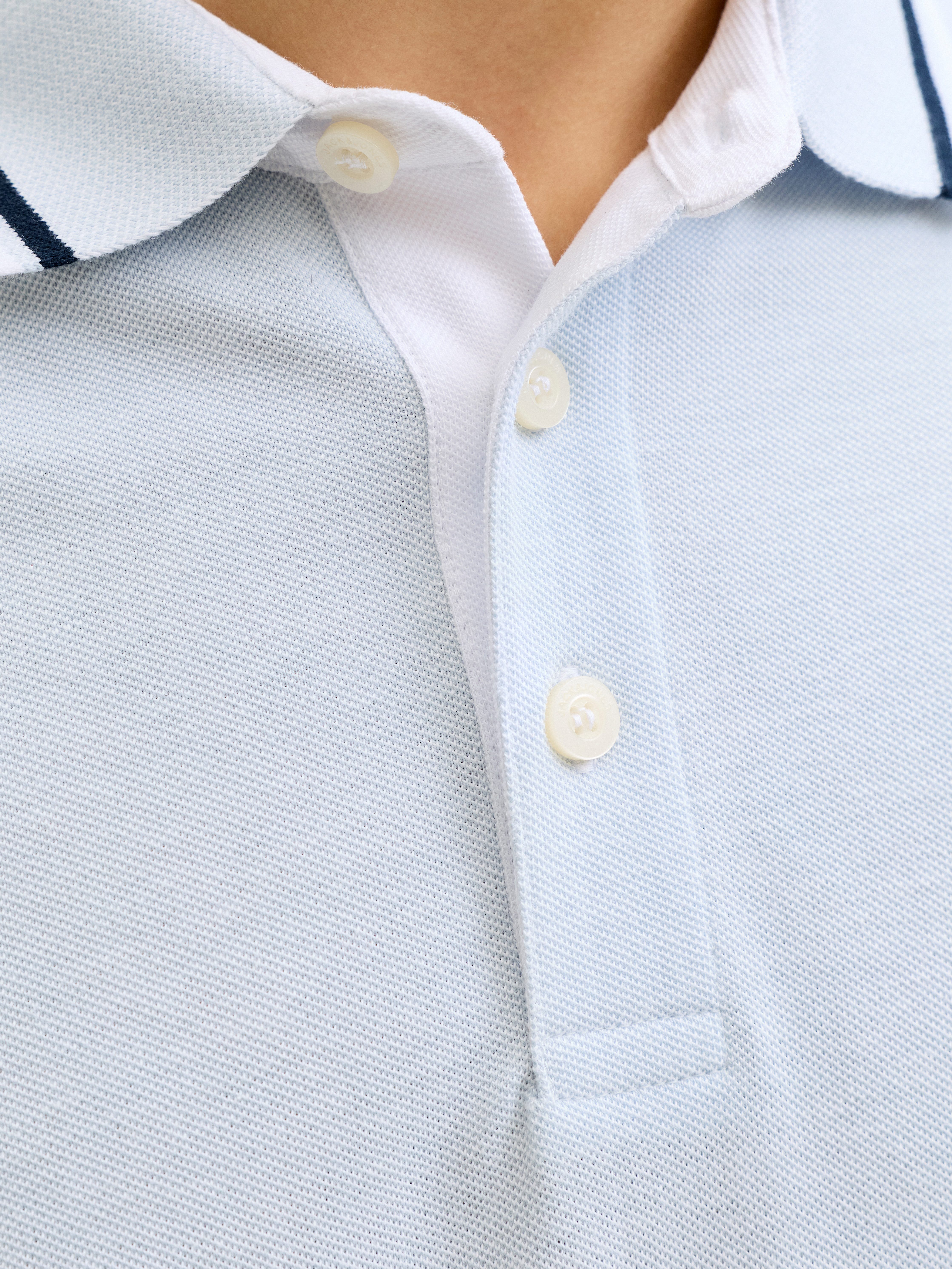Jack & Jones Poloshirt JJEPAULOS Poloshirt mit klassischem Kragen und figurbetonter Form Logostickerei, modisch, schmal, Baumwolle, Polokragen