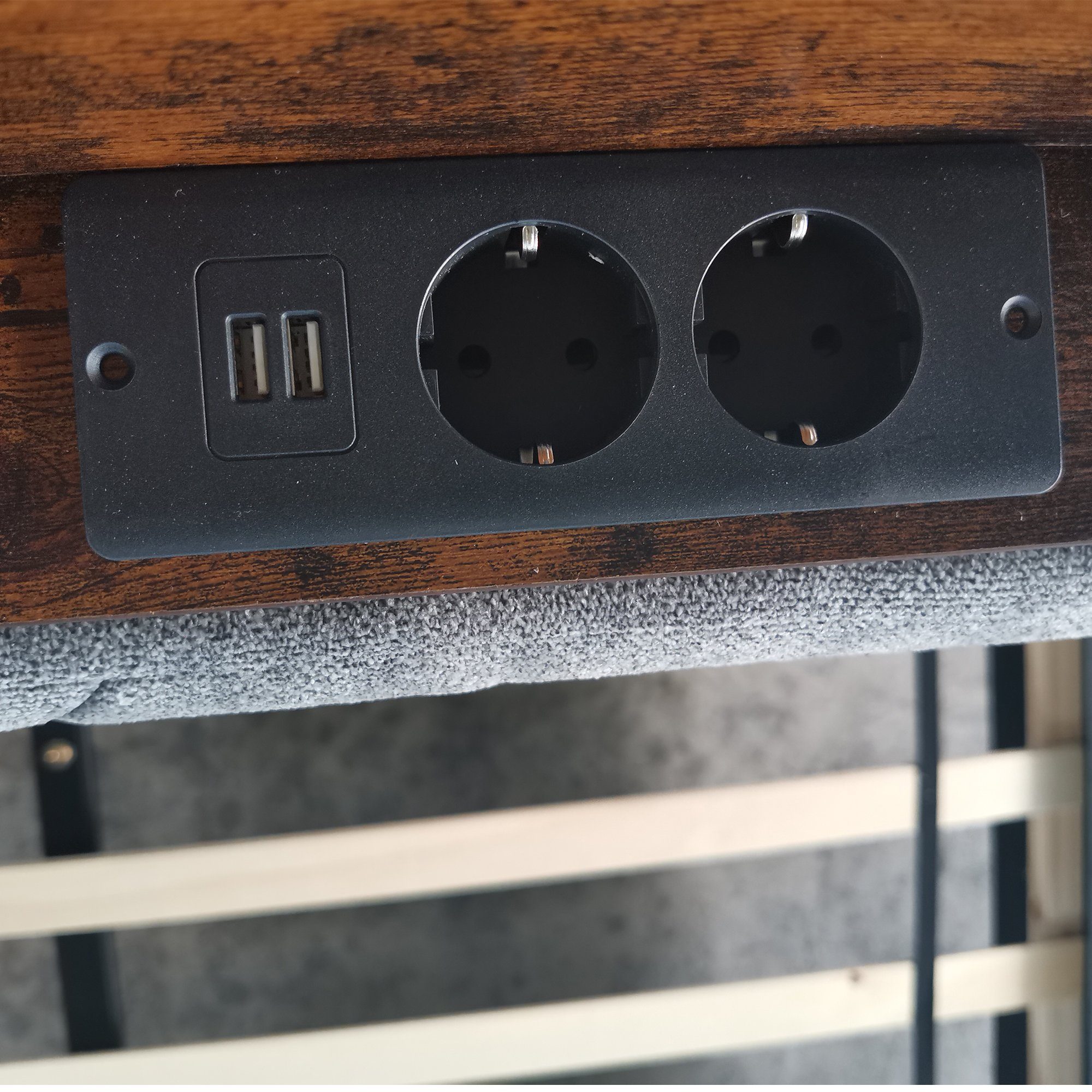 Polsterbett (Doppelbett 140x200cm mit Lattenrost), mit Stauraum am Kopfteil und USB-Anschluss, Bezug aus Samt