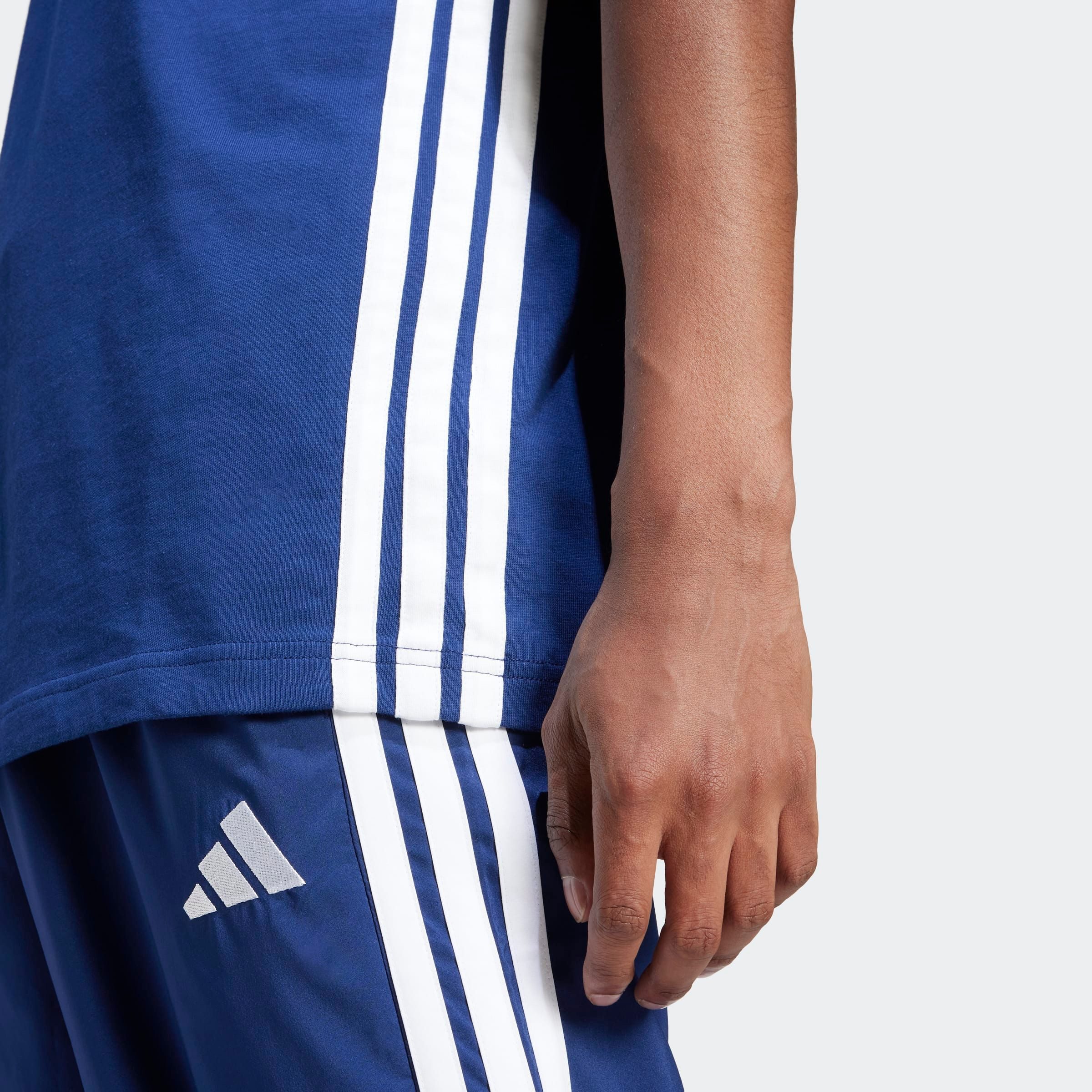 adidas Sportswear T-Shirt ESSENTIALS 3-STREIFEN SINGLE JERSEY mit Rundhalsausschnitt, ohne Verschluss, aus Baumwolle – Bild 4 von 5