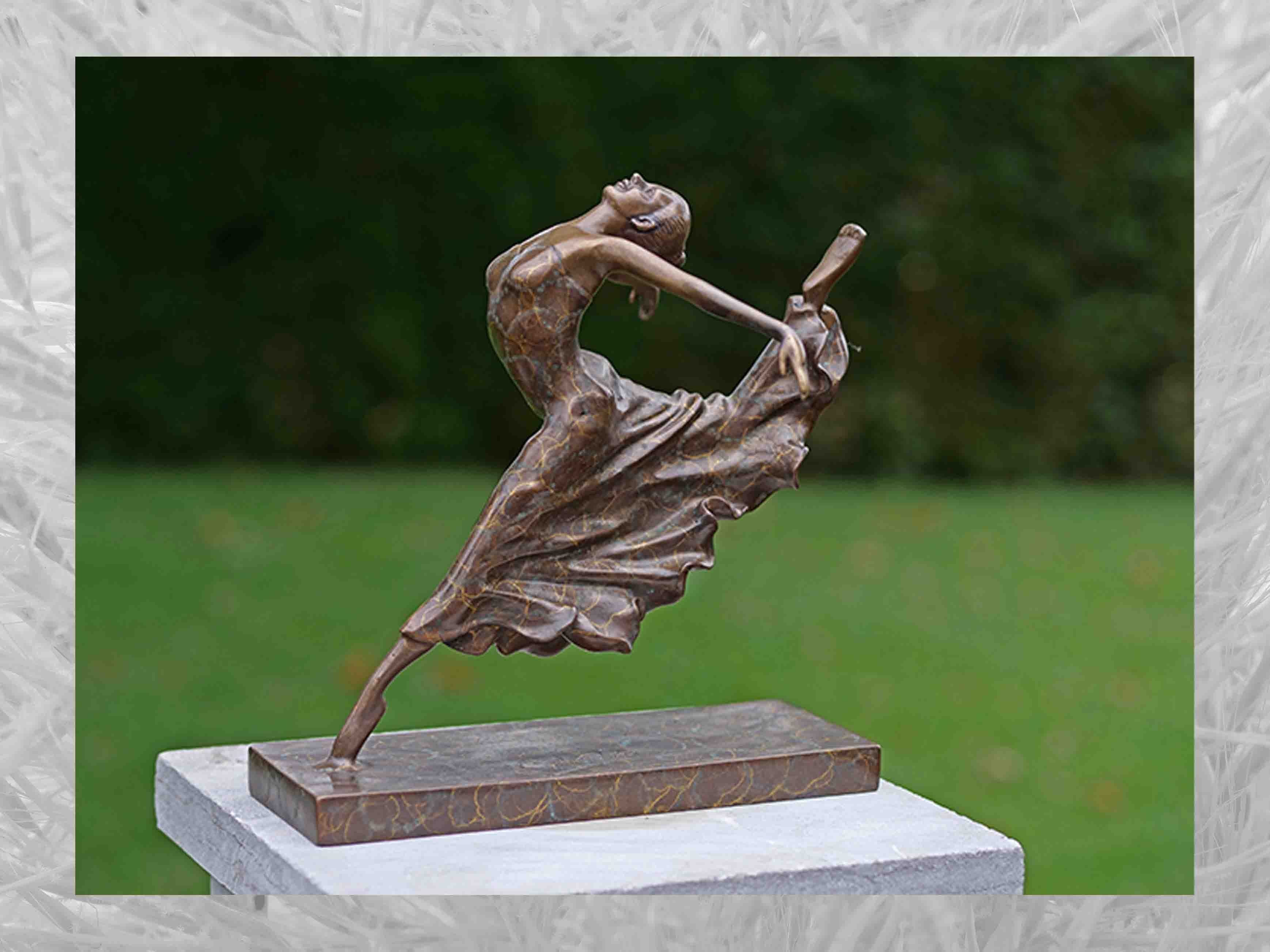 IDYL Dekofigur IDYL Bronze-Skulptur Ballerina, Bronze – sehr robust – Langlebig – witterungsbeständig gegen Frost, Regen und UV-Strahlung. Die Modelle werden in Wachsausschmelzverfahren in Bronze gegossen und von Hand patiniert.