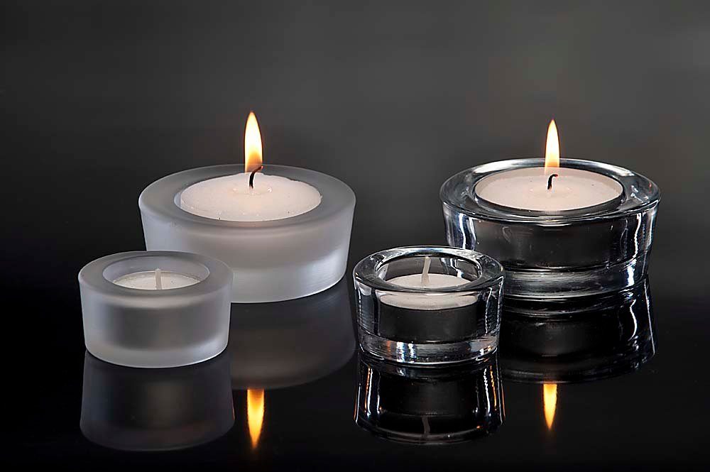 Вб свечи. Подсвечник для чайной свечи. Подсвечник для плавающей свечи. Чайные свечи в интерьере. Подсвечники под маленькие свечи.