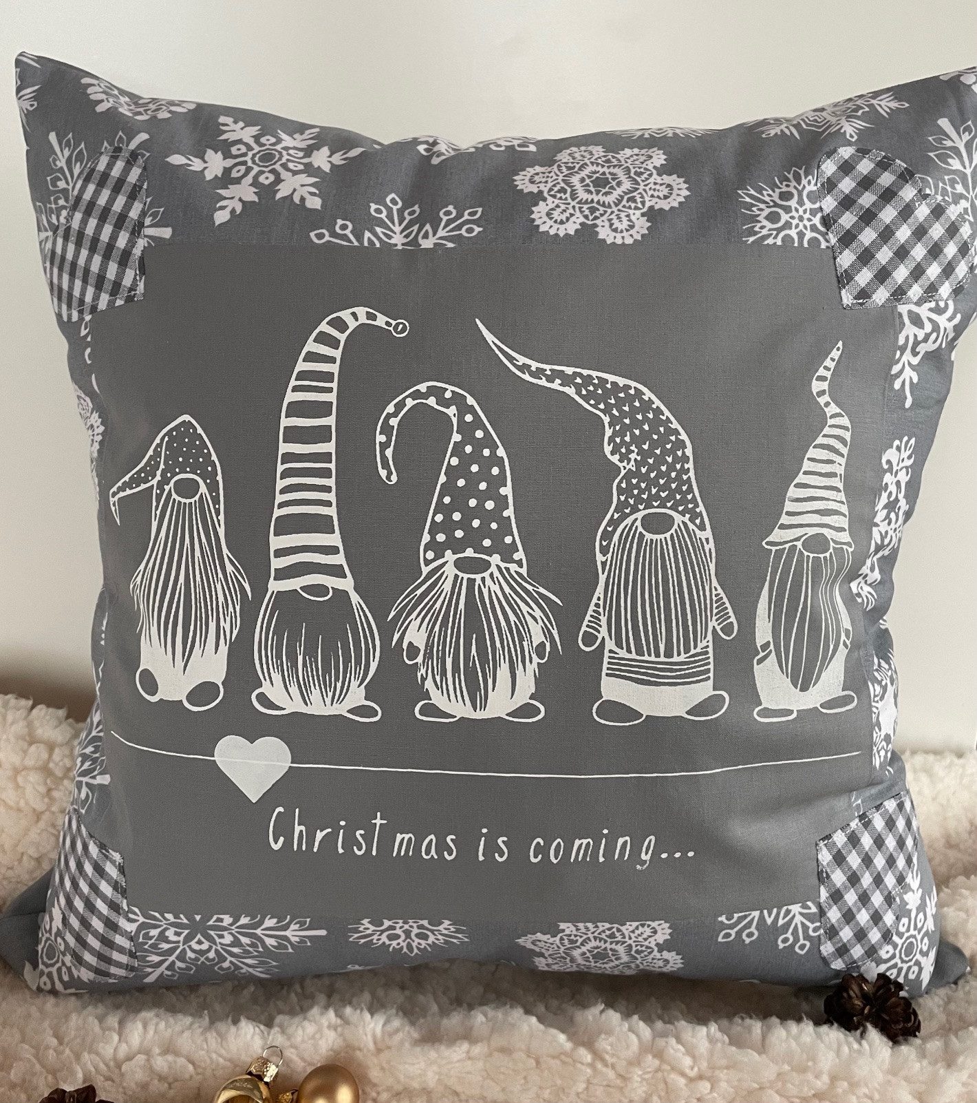 Ammerkind Dekokissen Landhaus Kissenhülle, Weihnachtswichtel grau/weiß, Kissenhülle ohne Füllung, 100% Handarbeit