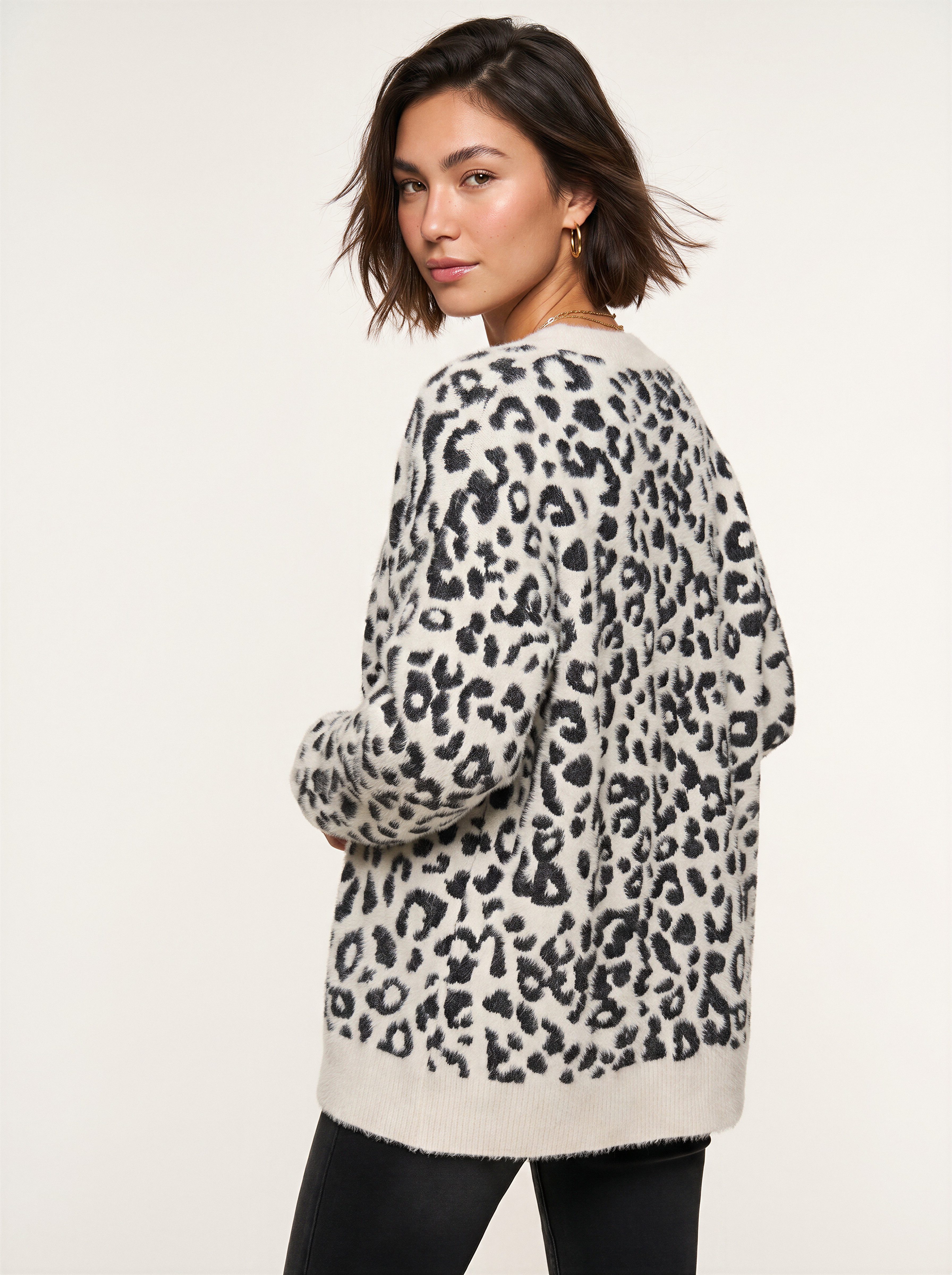 LASCANA Strickjacke in flauschiger Qualität mit Leomuster und lässiger Oversize-Form Cardigan mit Leomuster, Oversize-Strickjacke mit Animalmuster – Bild 3 von 5
