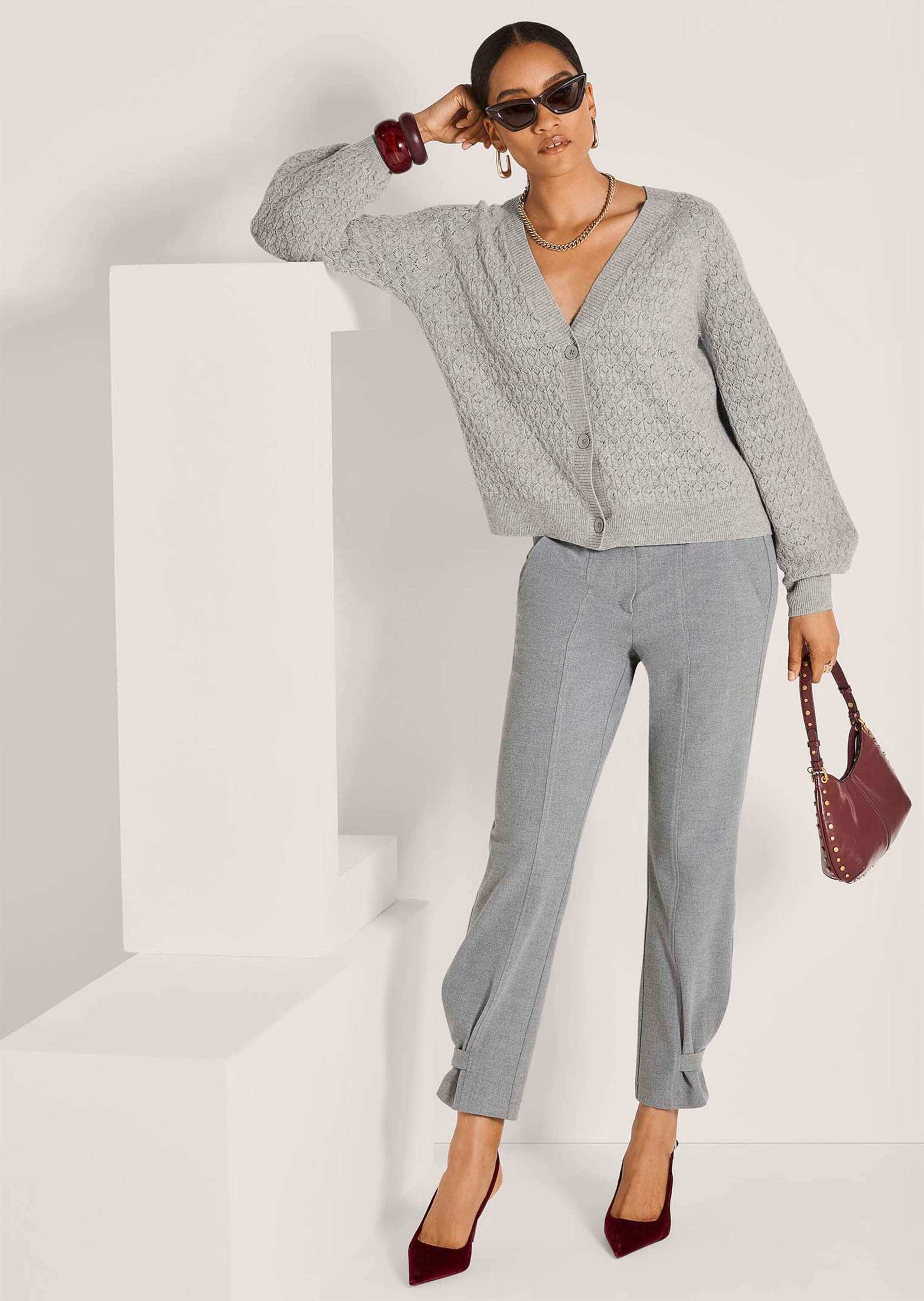 MADELEINE Strickjacke Elegante Strickjacke mit Ajour-Muster Jacke mit V-Ausschnitt, Knopfleiste und Langarm