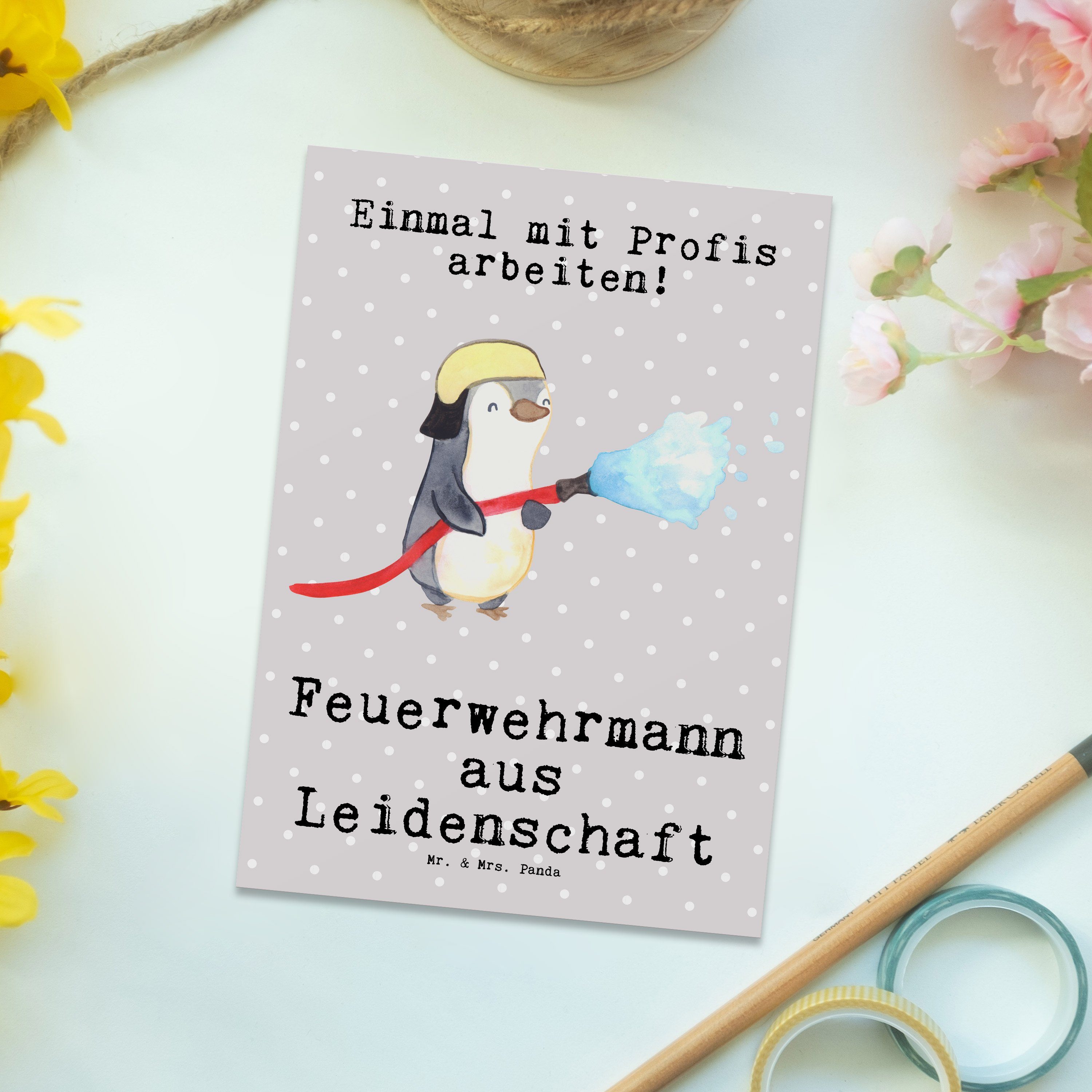 Mr. & Mrs. Panda Postkarte Feuerwehrmann aus Leidenschaft - Grau Pastell - Geschenk, Kollegin, B
