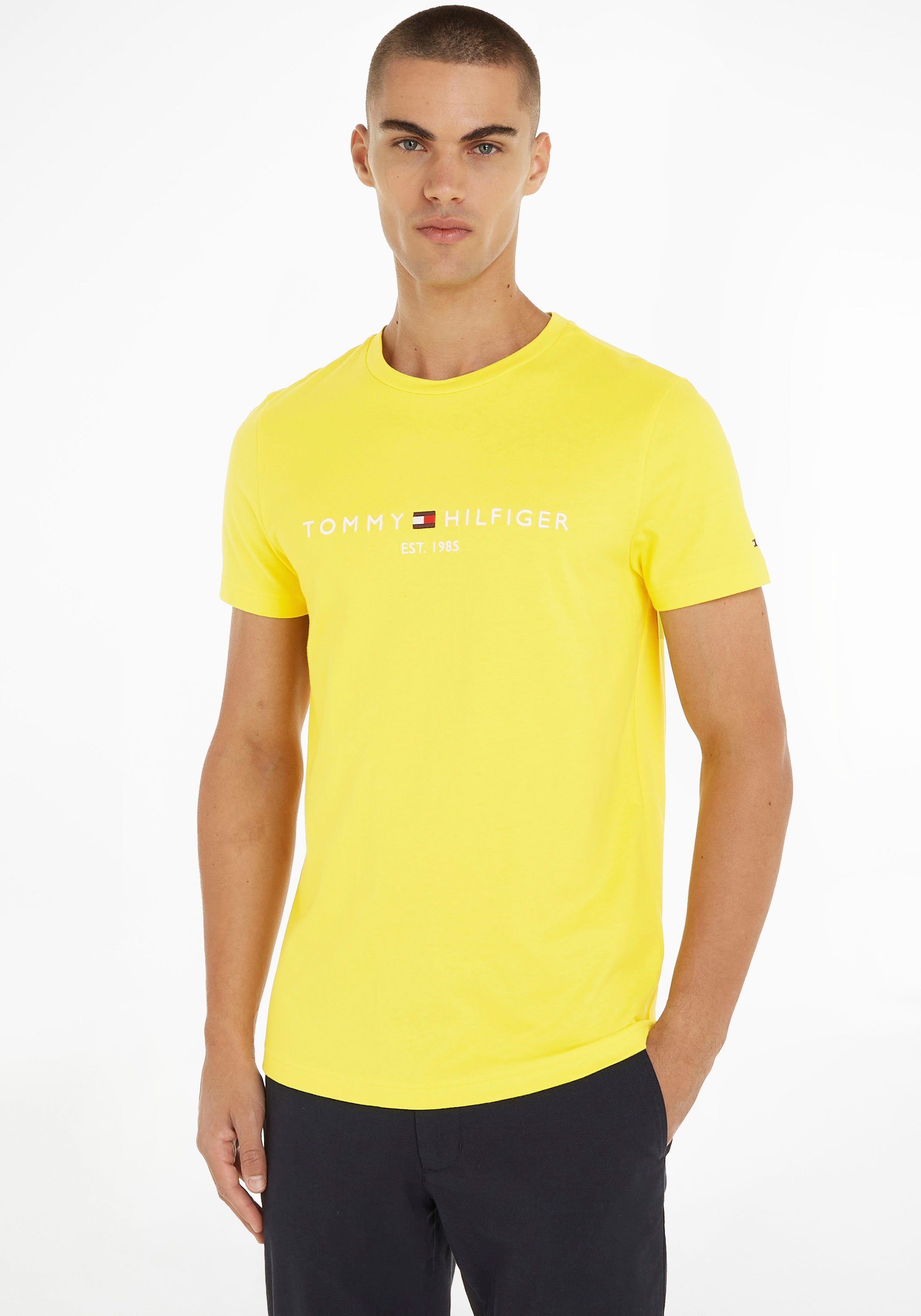 Baumwolle Yellow LOGO Tommy aus TOMMY Vivid Hilfiger TEE T-Shirt reiner, nachhaltiger