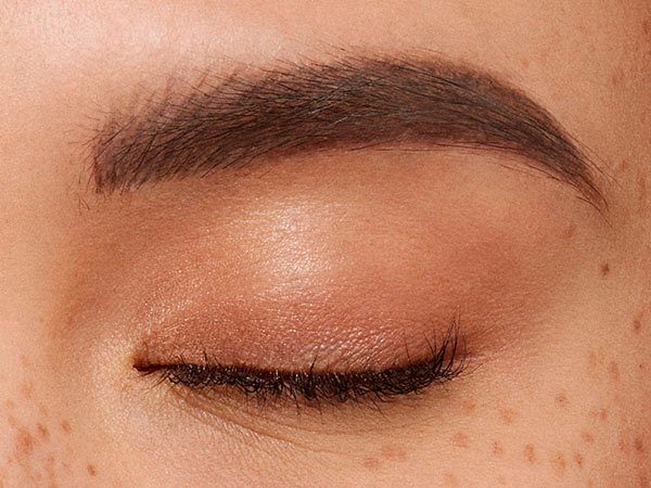 Brunette mit Brow in Artist Skinny Stiftform 108 PARIS Definer, Augen-Make-Up, L'ORÉAL Spiralbürste Augenbrauen-Stift Dark