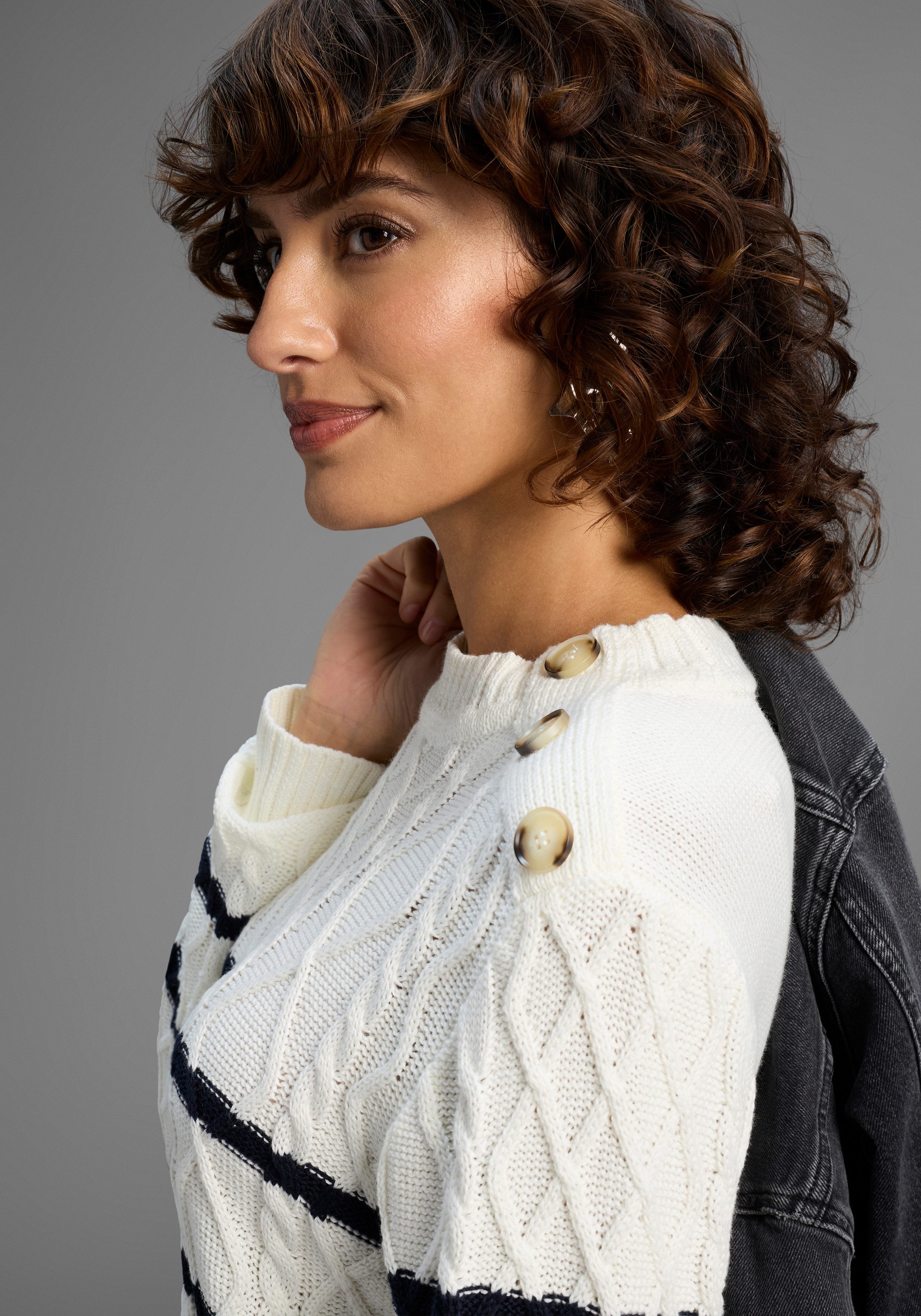 Laura Scott Strickkleid mit Zopfstrickmuster und Zierknöpfen - NEUE KOLLEKTION