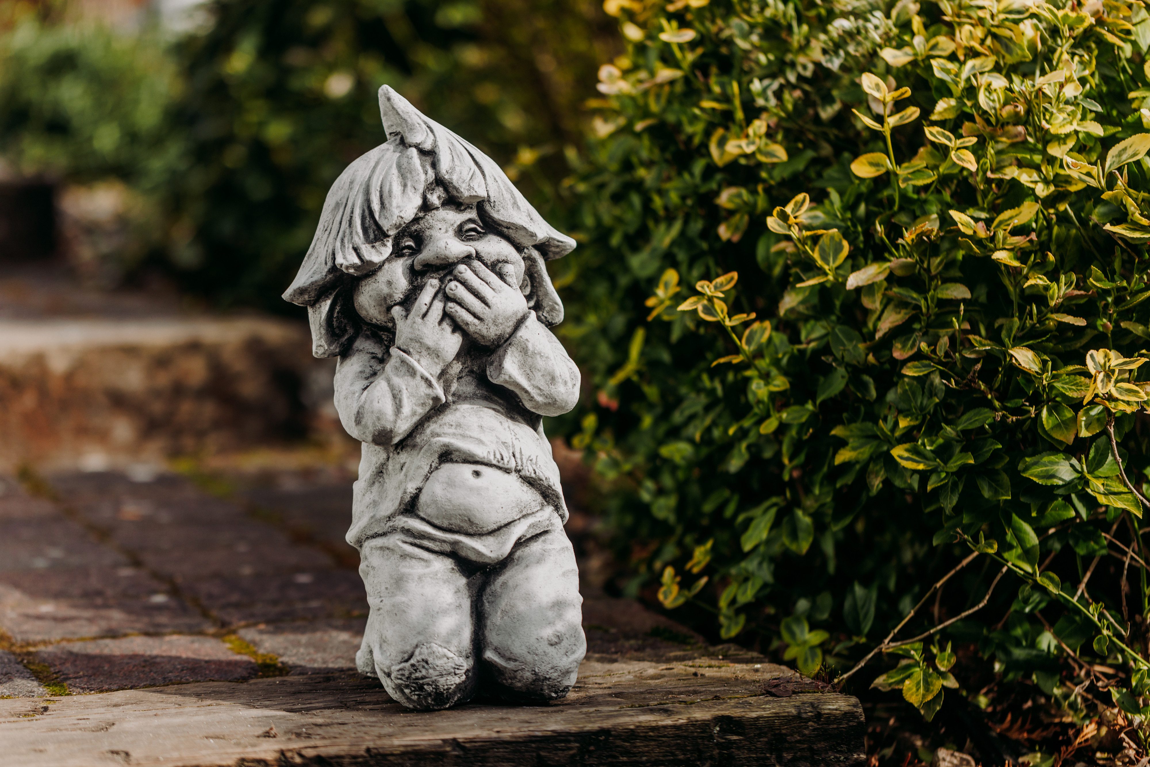 gartendekoparadies.de Gartenfigur Gnom als Stiller Beobachter, Steinfigur, H. 38 cm, 9 kg, Frostsicher