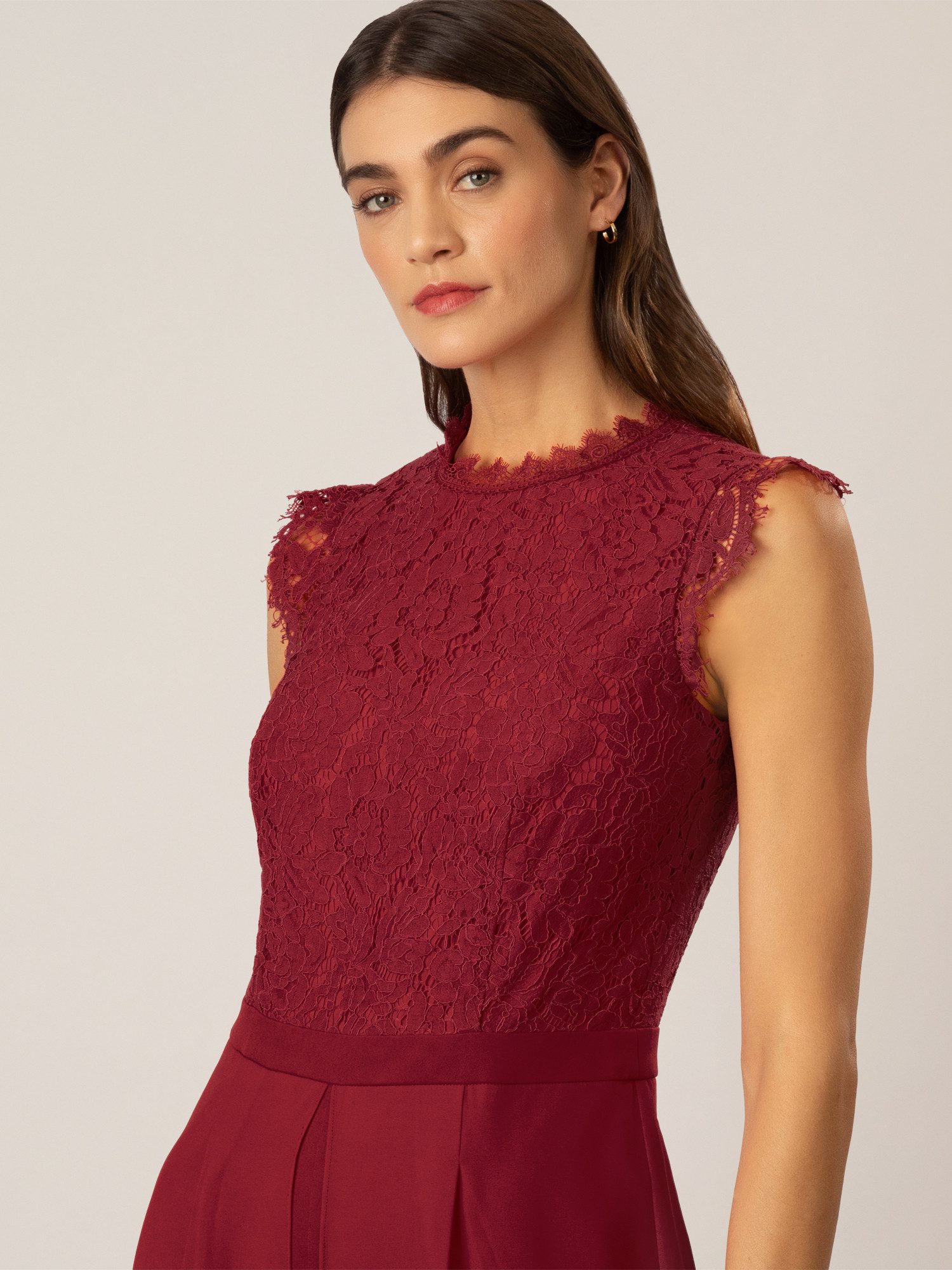 APART Fashion Damen Spitze Jumpsuit, ärmelloses Einteiler, weiterbeiniges Abendoutfit, hochgeschlossenes formelles Outfit, taillierter Gürtel, Chiffon Playsuit, bodenlanges Sommerpartykleid