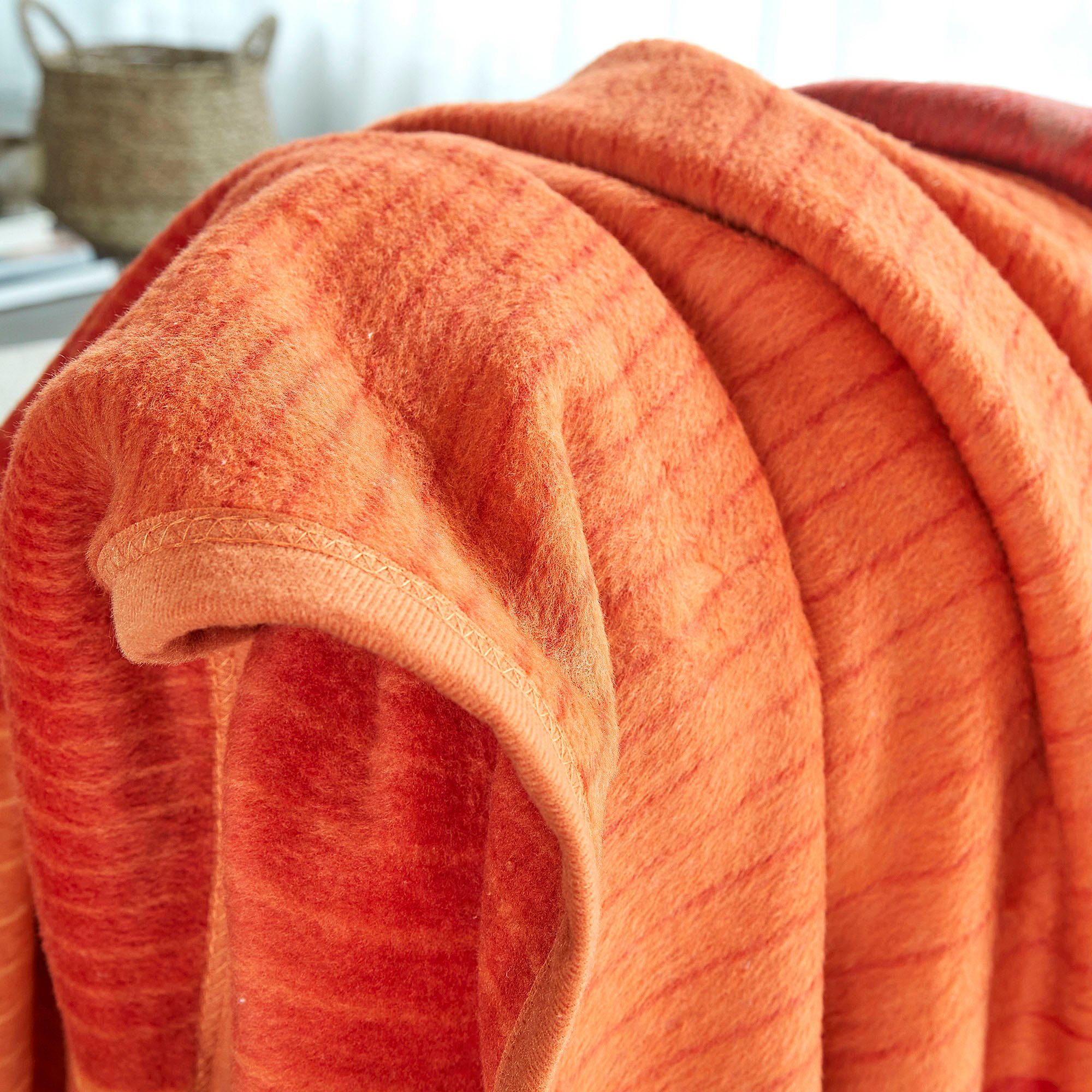 Wohndecke Sorrento Jacquard, IBENA, sanfter Farbverlauf, Kuscheldecke – Bild 3 von 5