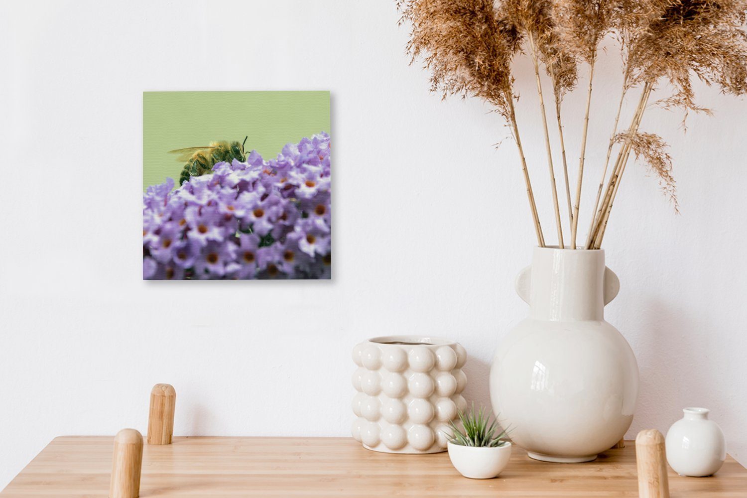 für Leinwand Schlafzimmer Wohnzimmer zwischen Bilder Leinwandbild Biene Schmetterlingsstrauchblüten, (1 St), OneMillionCanvasses®