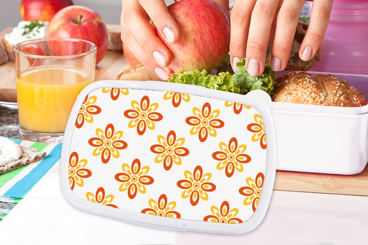 MuchoWow Lunchbox Muster - Jahre Blumen weiß Brotdose, für Orange, - 70er für und und Mädchen Brotbox - Kinder Erwachsene, (2-tlg), Jungs Kunststoff