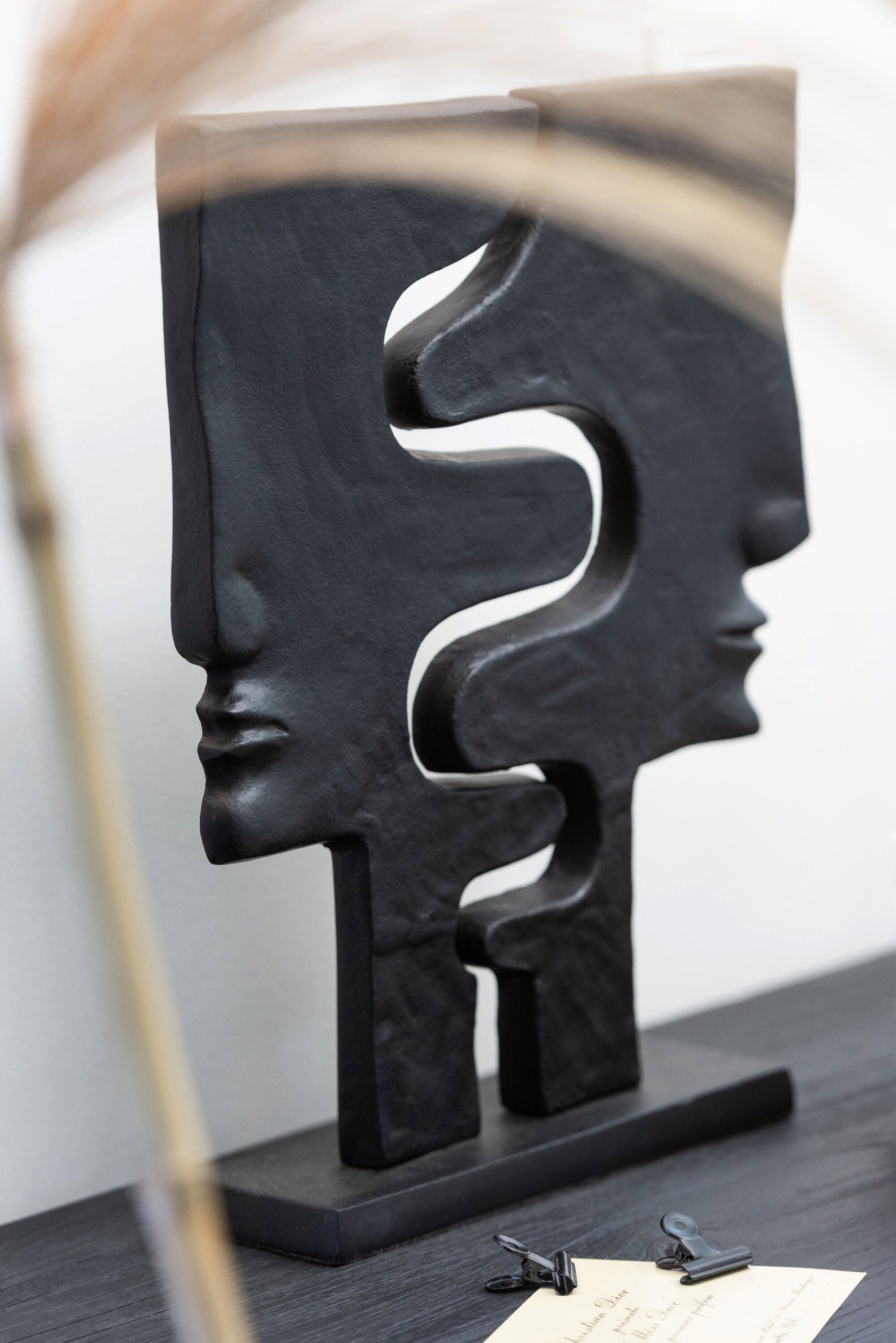 GILDE Dekoobjekt Abstrakte Alu Figur mit Zwei Gesichtern auf Schwarzer Base
