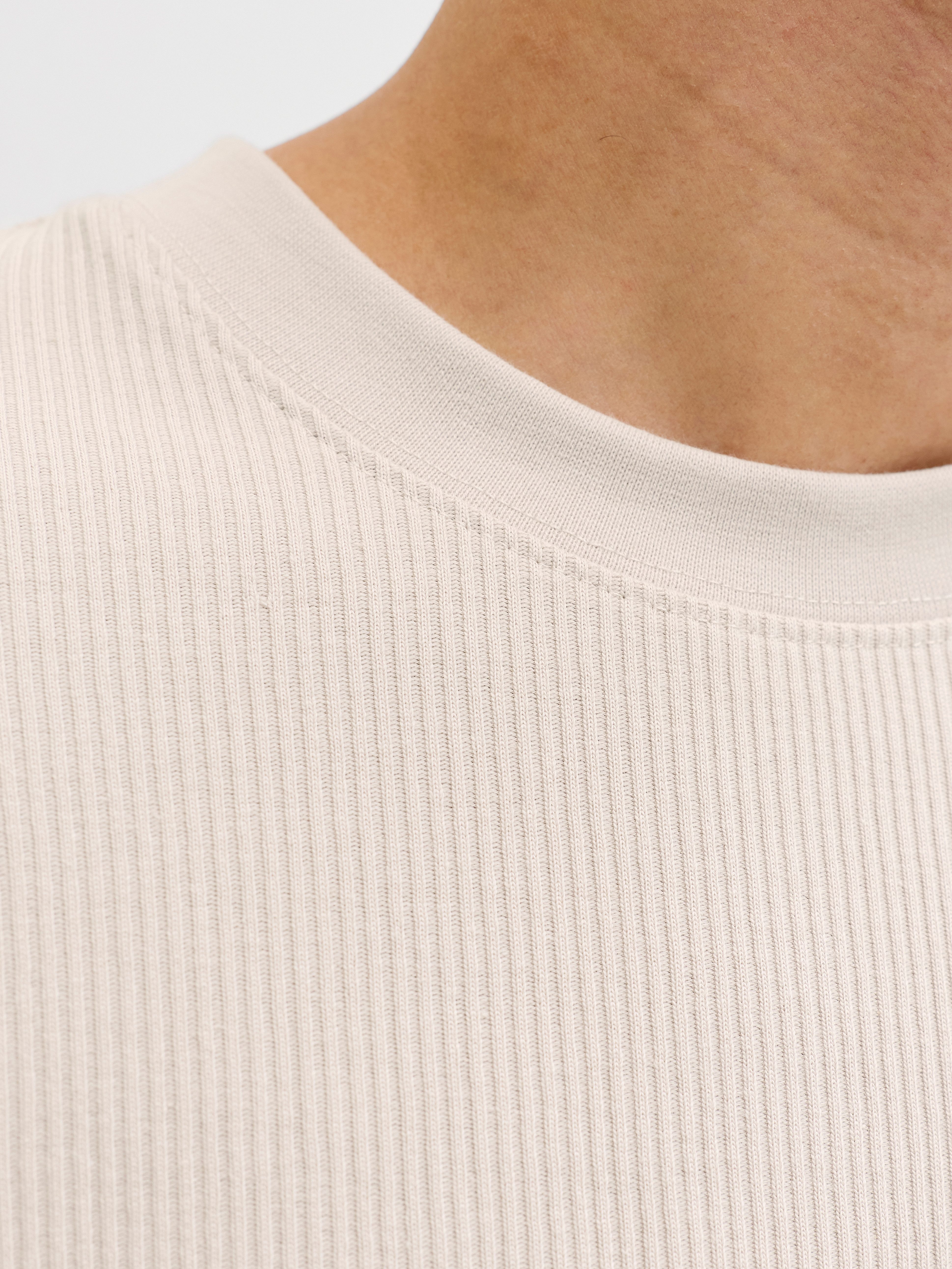 Jack & Jones Rundhalsshirt JJEHARRISON STRUCTURE TEE SS O-NECK LN mit Rundhalsusschnitt