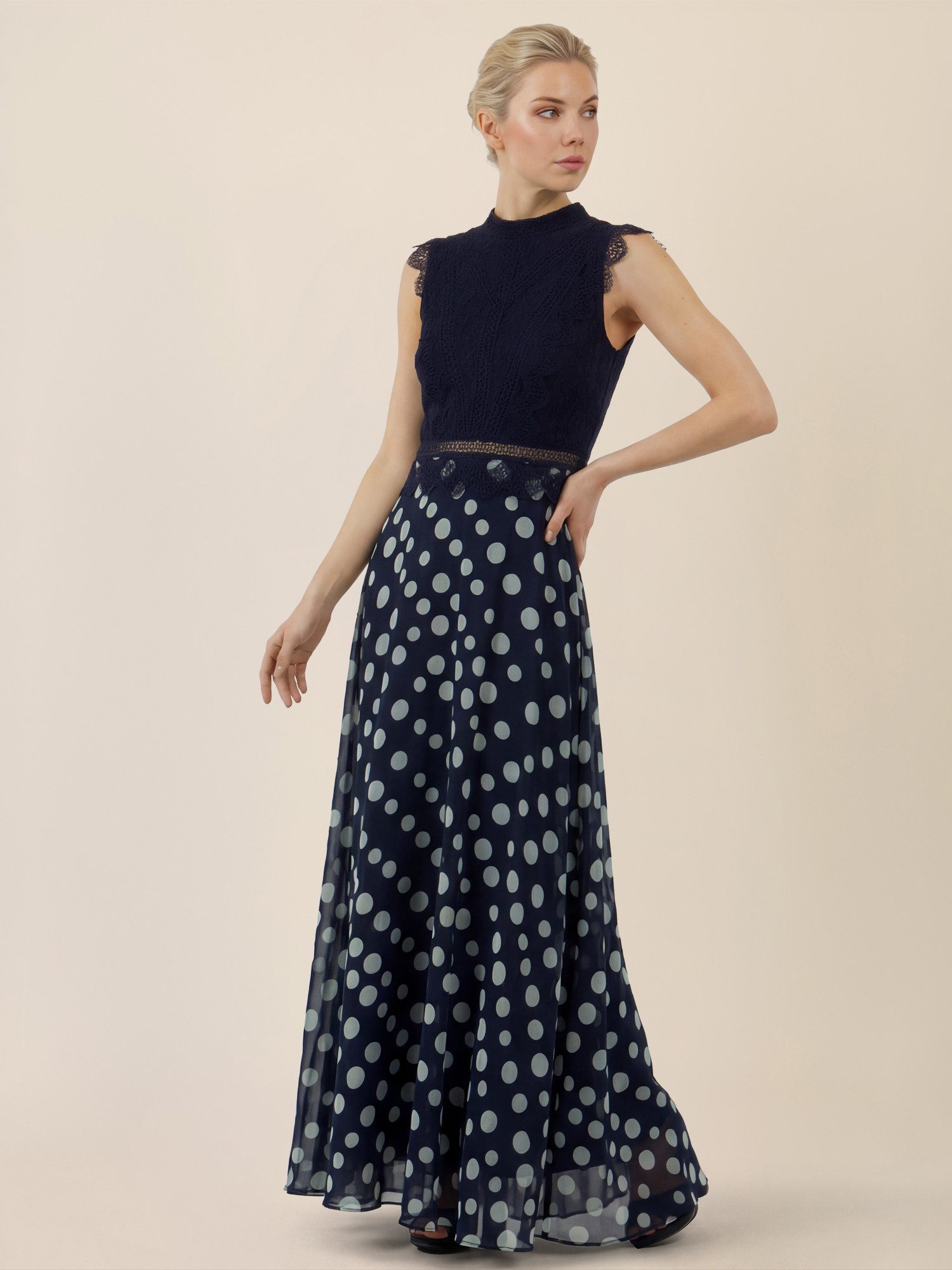 Apart Abendkleid mit Spitzenoberteil und Punkterock