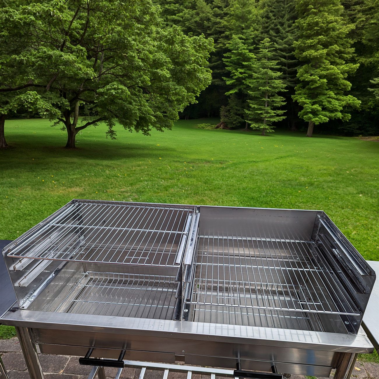 Westerholt Standgrill Edelstahl-Holzkohlegrill: Outdoorküche, 2 getrennte Roste verstellbar, Zwei Grillflächen mit zwei separaten Grillrosten