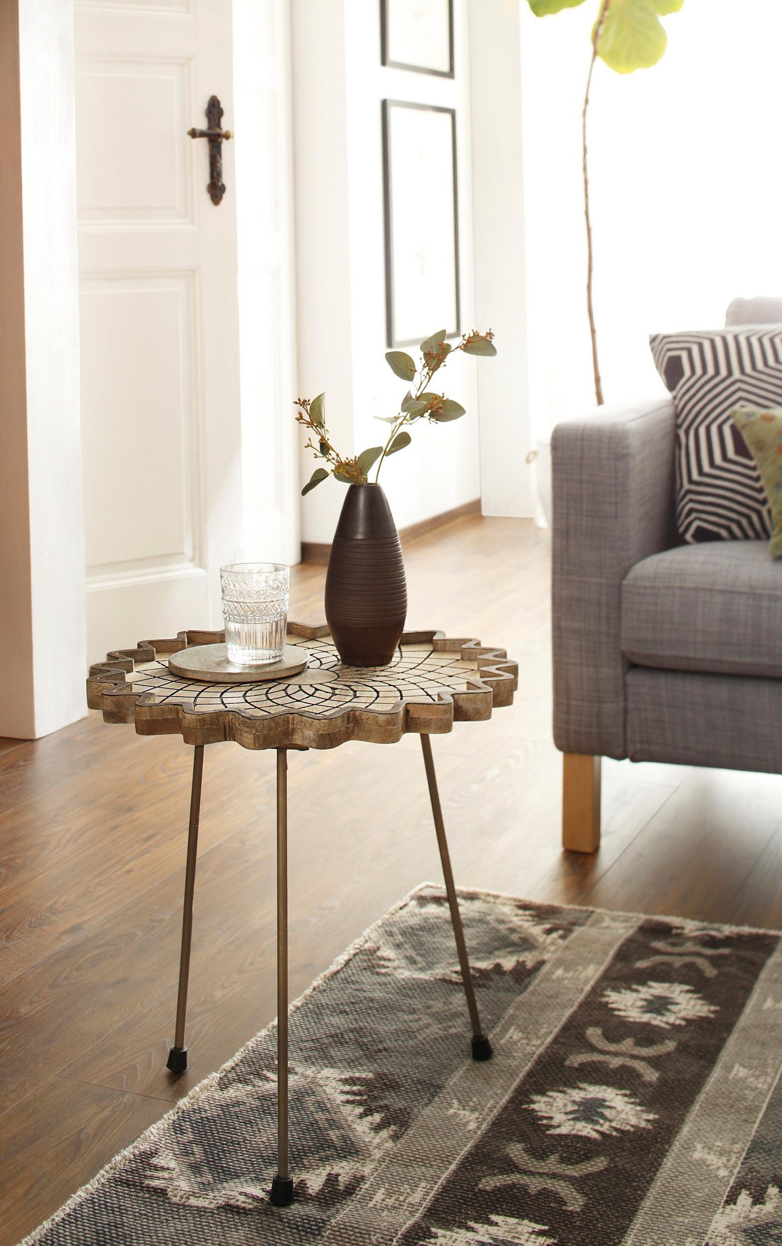 loft24 Wohnzimmertisch Kamille, Couchtisch aus Mangoholz, Blütenform, handgefertigt
