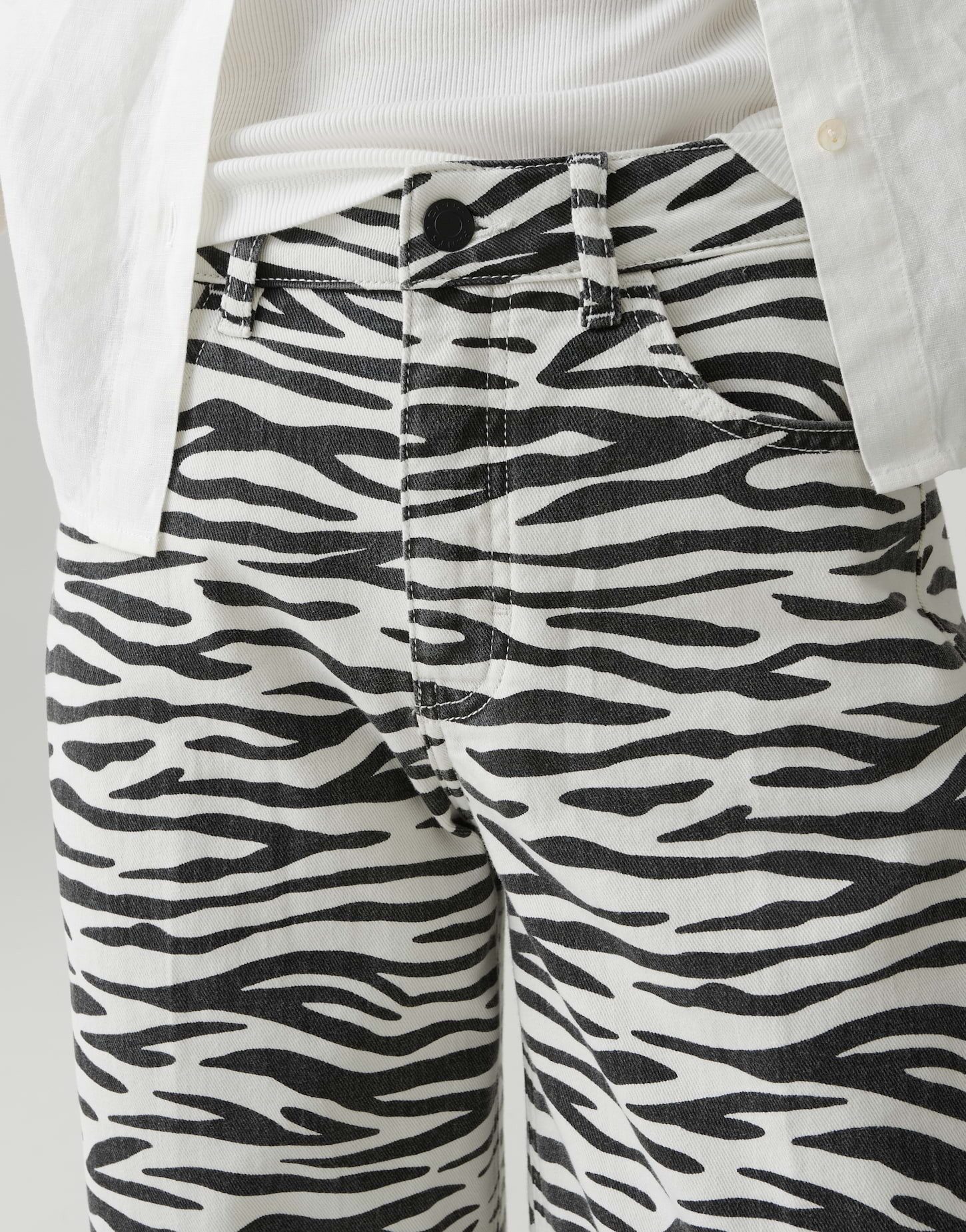 OPUS PANTS Relax-fit-Jeans Mari clear zebra aus Denim mit Animal Print Mit 5 Pocket Design für entspannte Denim Looks – Bild 4 von 5