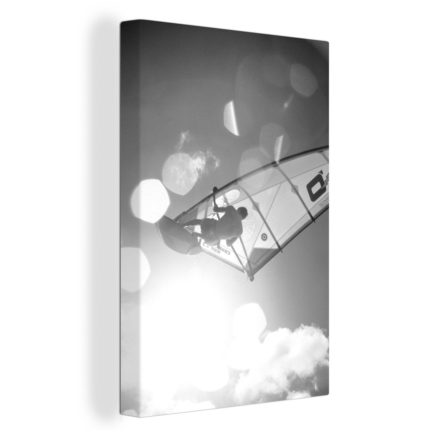 OneMillionCanvasses® Leinwandbild Ein Windsurfer macht einen Sprung - schwarz und weiß, (1 St), Leinwandbild fertig bespannt inkl. Zackenaufhänger, Gemälde, 20x30 cm