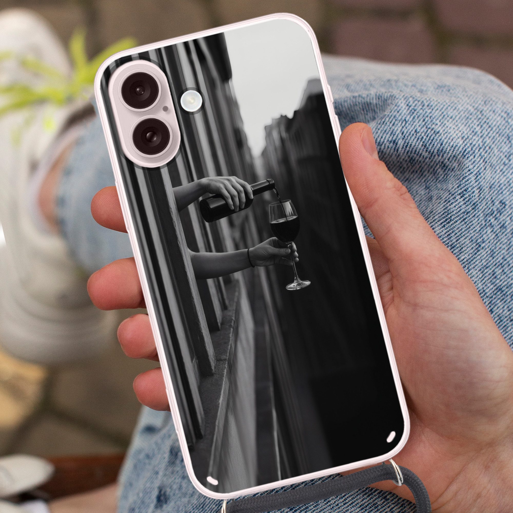 MuchoWow Handyhülle für Apple iPhone 16 Weinflasche - Glas - Hände - Fenster, Tragbare Handyhüllen mit Kette zum umhängen, Handykette Handyband