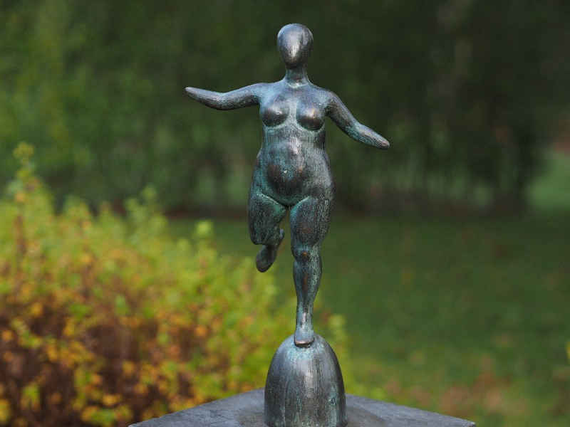 Bronzeskulpturen Skulptur Bronzefigur eines üppigen Frauenakts