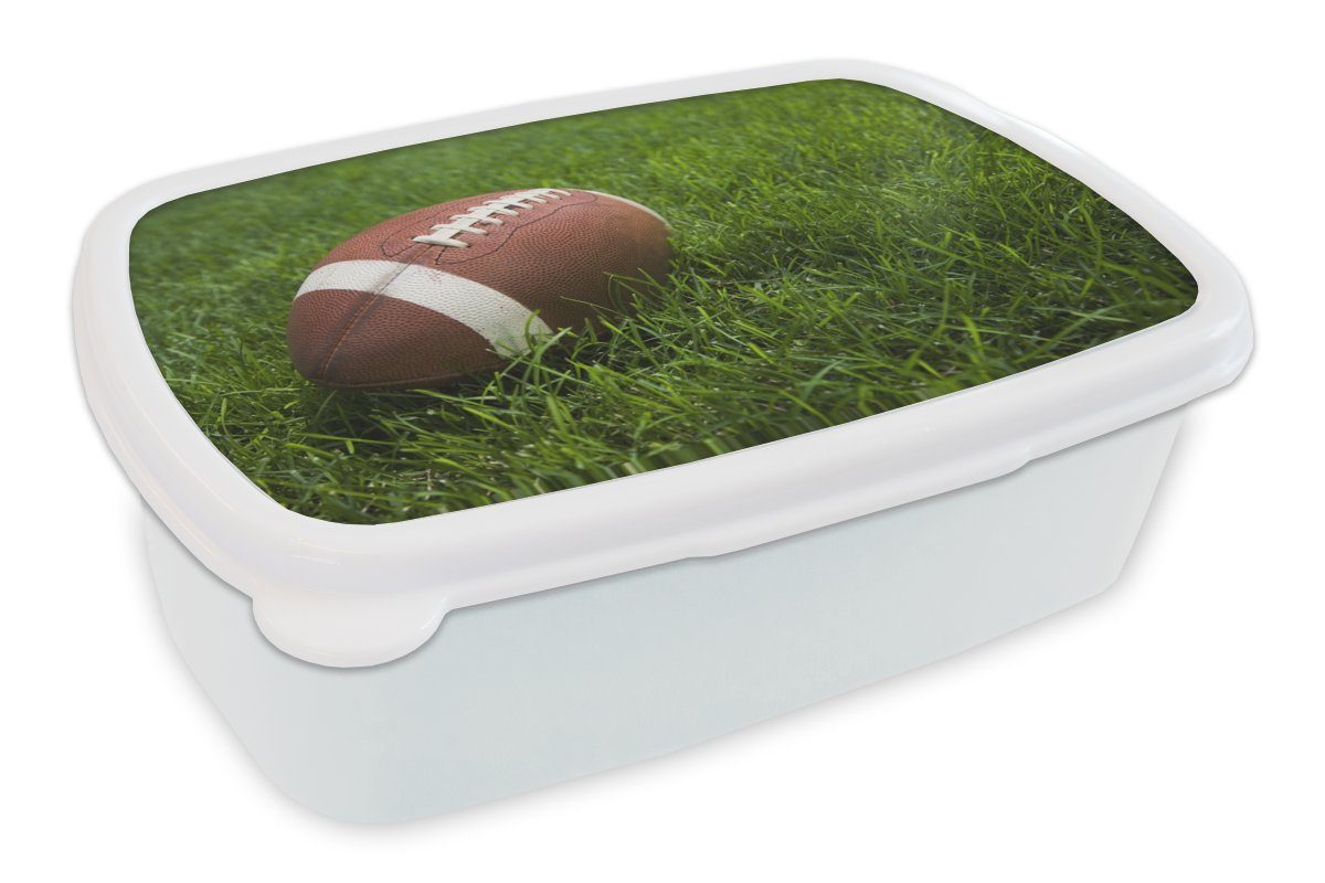 MuchoWow Lunchbox Nahaufnahme eines American Football im grünen Gras, Kunststoff, (2-tlg), Brotbox für Kinder und Erwachsene, Brotdose, für Jungs und Mädchen weiß | Lunchboxen