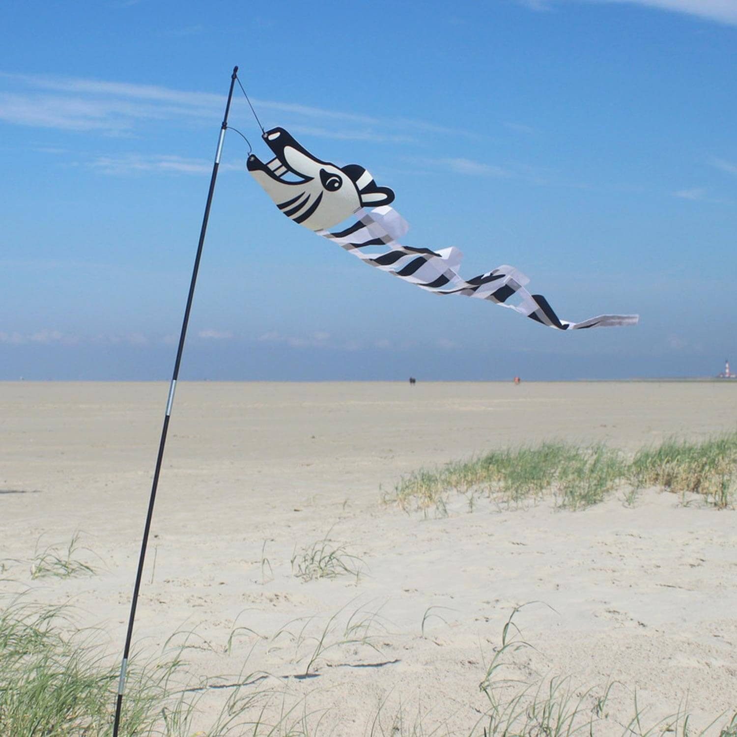 Wolkenstürmer Flug-Drache Zoey Zebra Windspiel für Garten & Balkon, (Bunter Windfänger mit Bodenstecker für Strand & Terrasse, 1-tlg), Zebra Flattertier mit Stab als Strandmarkierung & Outdoor Deko