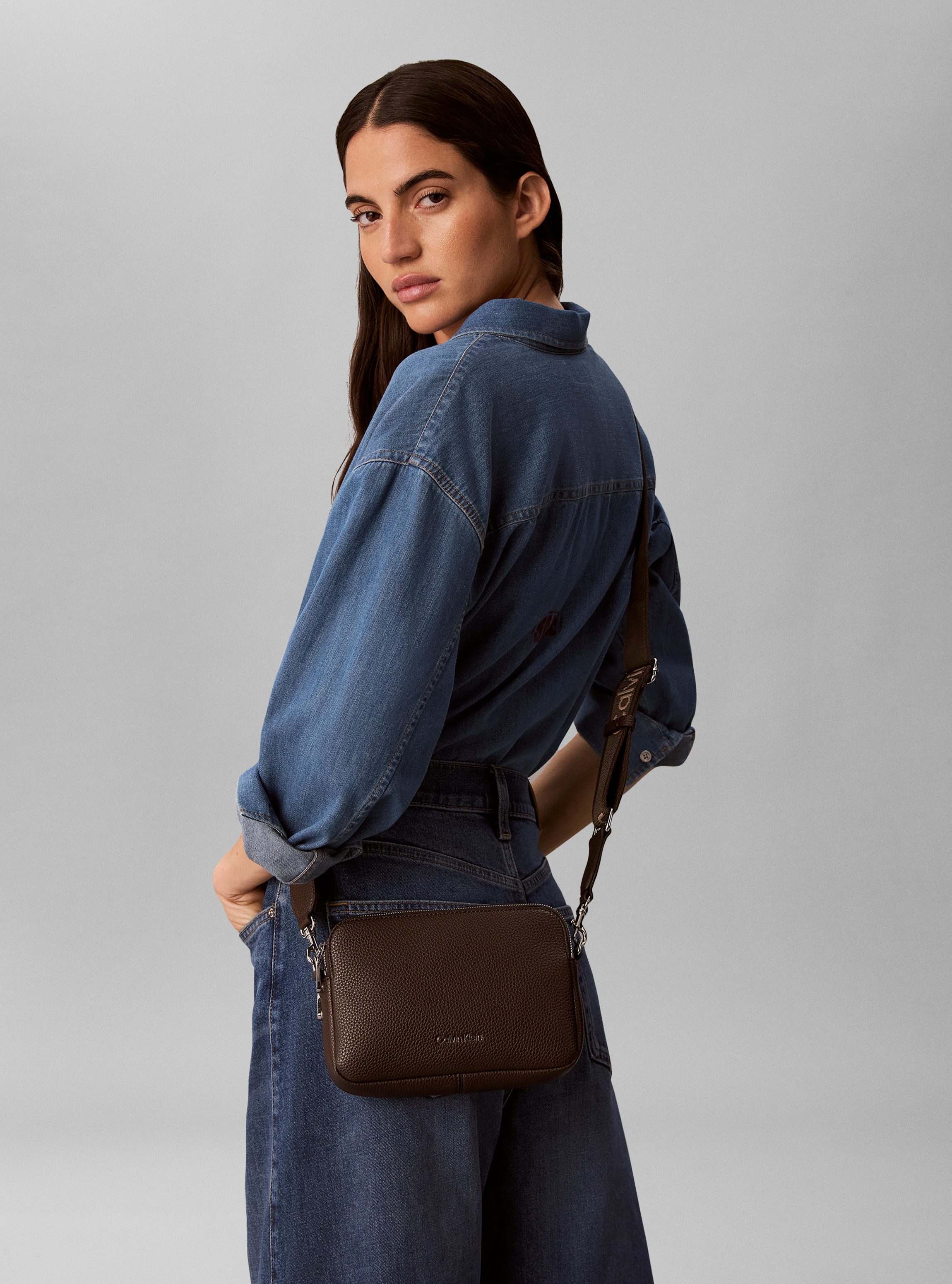 Calvin Klein Umhängetasche WEBBING 2X STRAP CAMERA BAG, Damen Schultertasche, Handtasche mit Logoschriftzügen