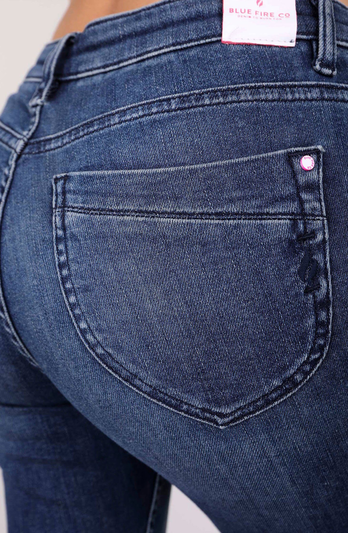 blue mit BLUE mid NANCY Stretchanteil eine für Slim-fit-Jeans Passform FIRE tolle