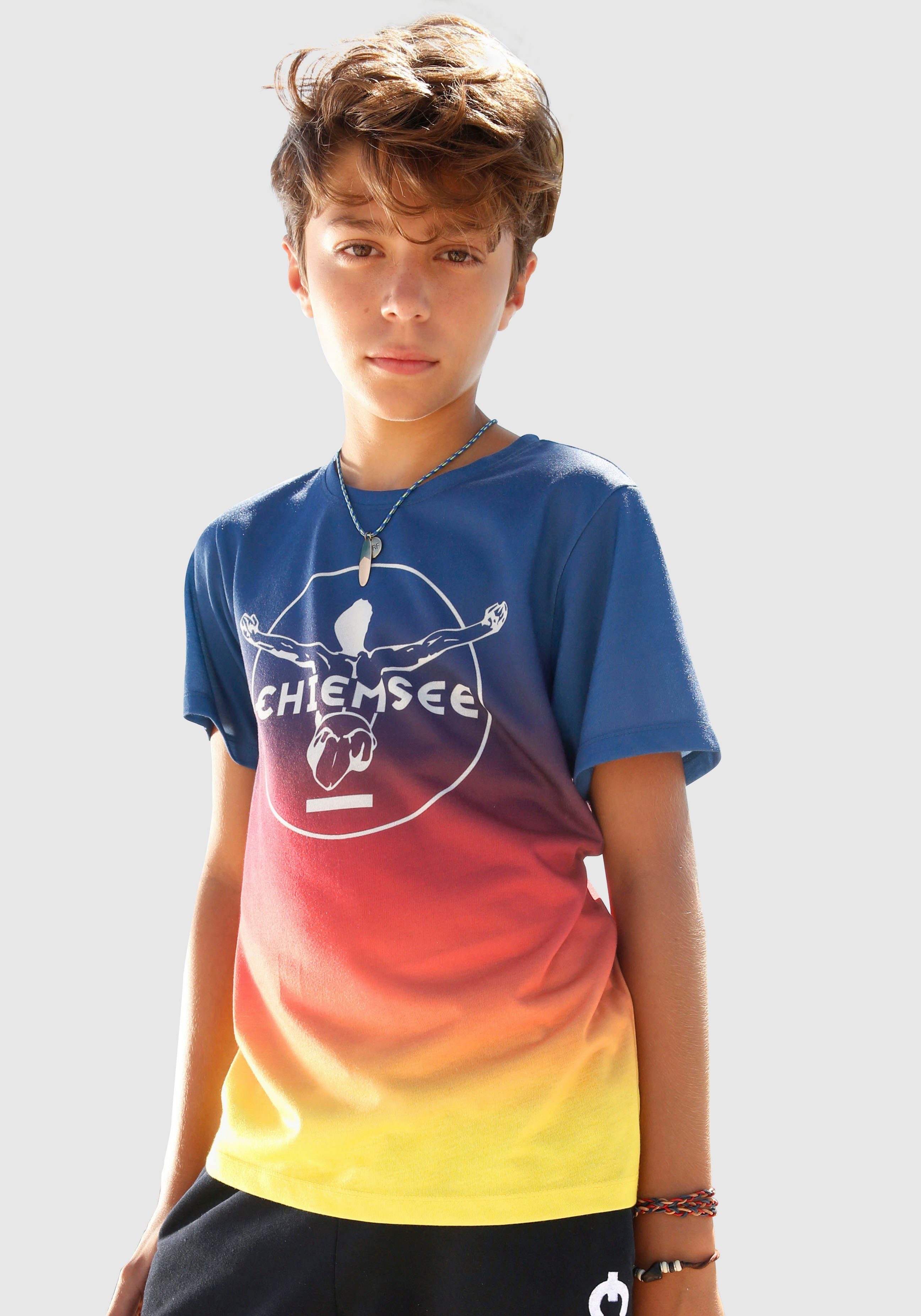 Chiemsee mit T-Shirt im vorn Farbverlauf Druck