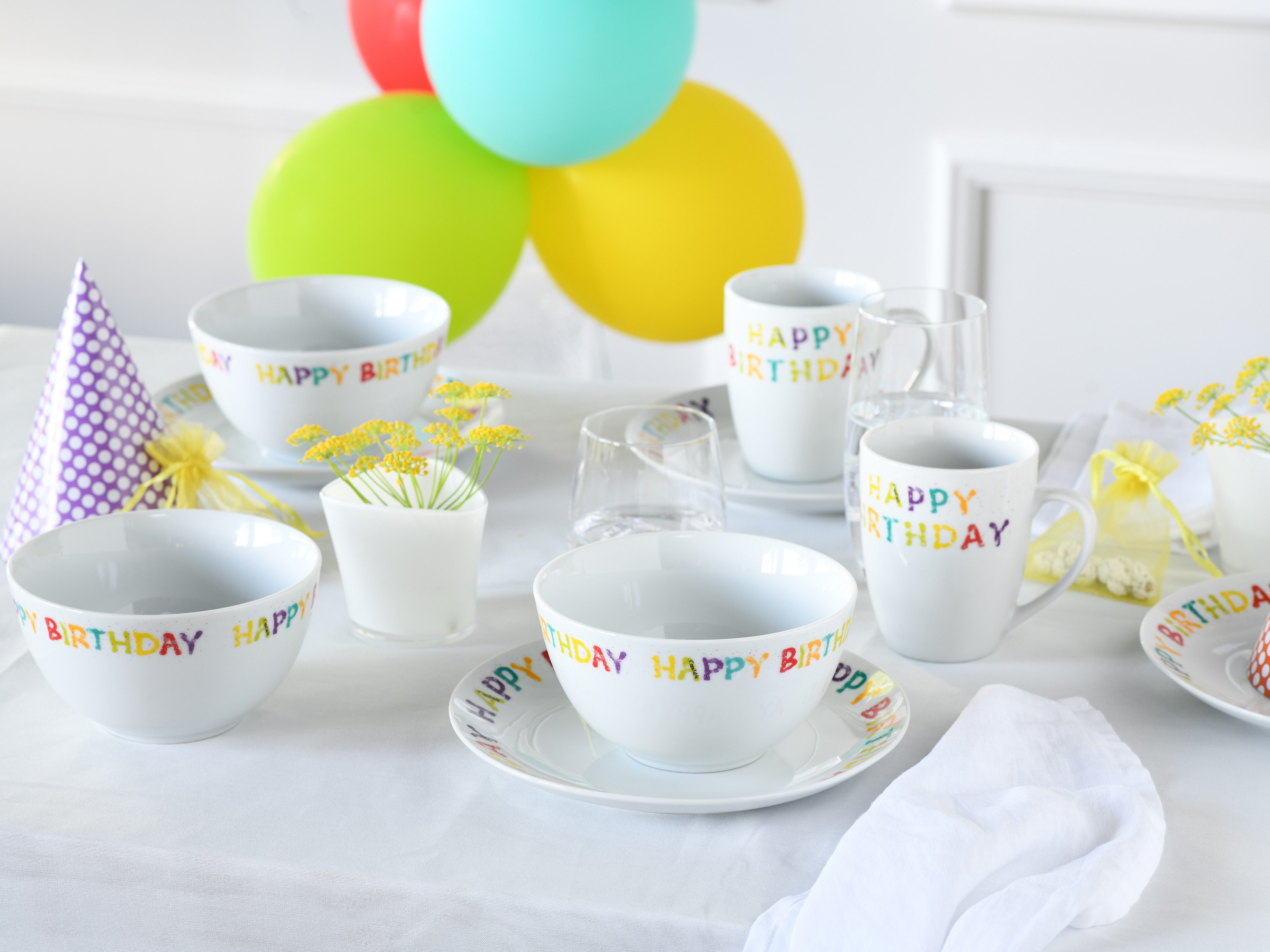 CreaTable Frühstücks-Geschirrset Happy Birthday, Frühstücksset 12-tlg. (12-tlg), 4 Personen, Porzellan, Fröhliches buntes Geschirr, Für alle Geburtstagsfeierlichkeiten