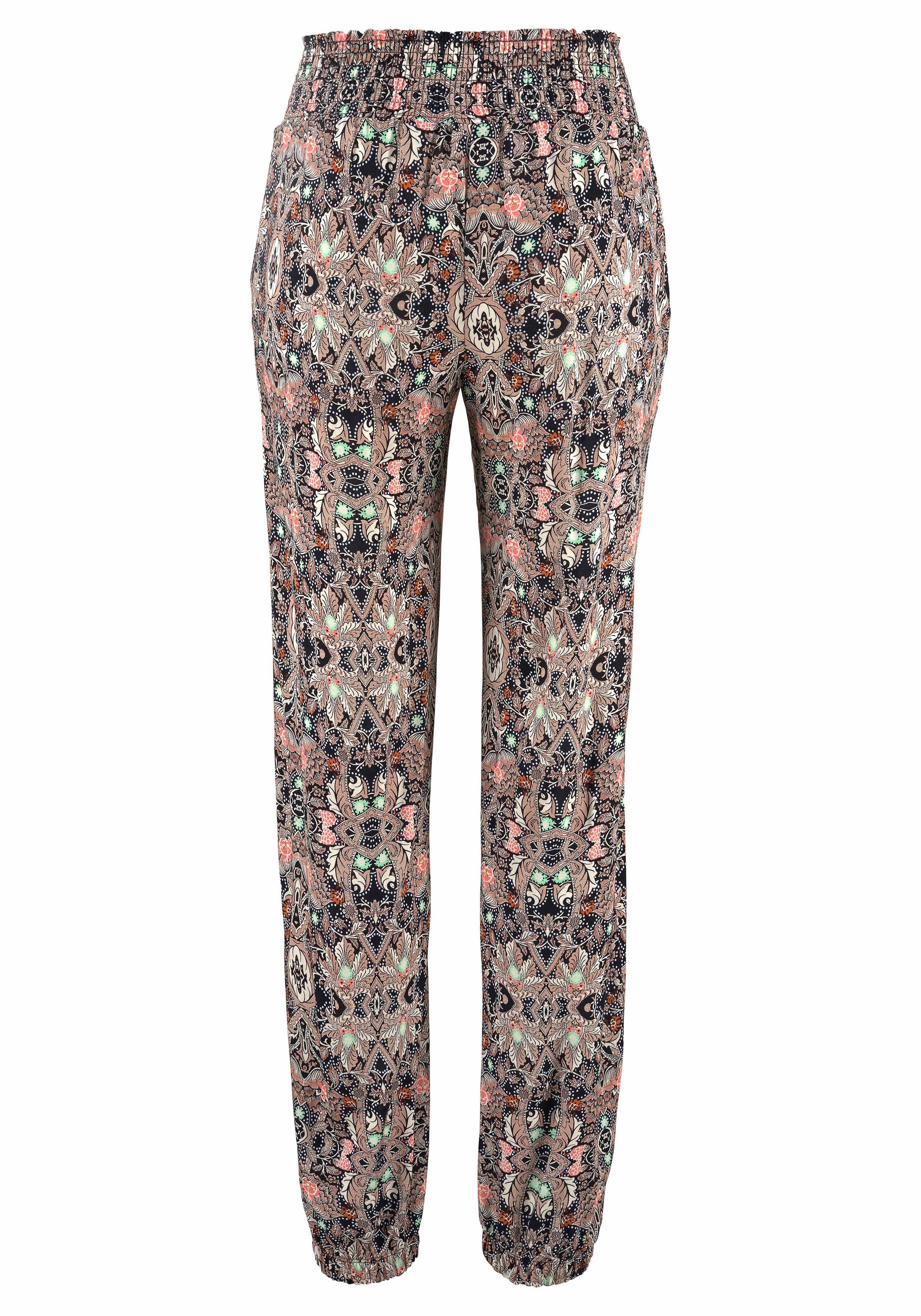 s.Oliver Strandhose mit Alloverprint und Taschen, Stoffhose, leichte Sommerhose, elastisch