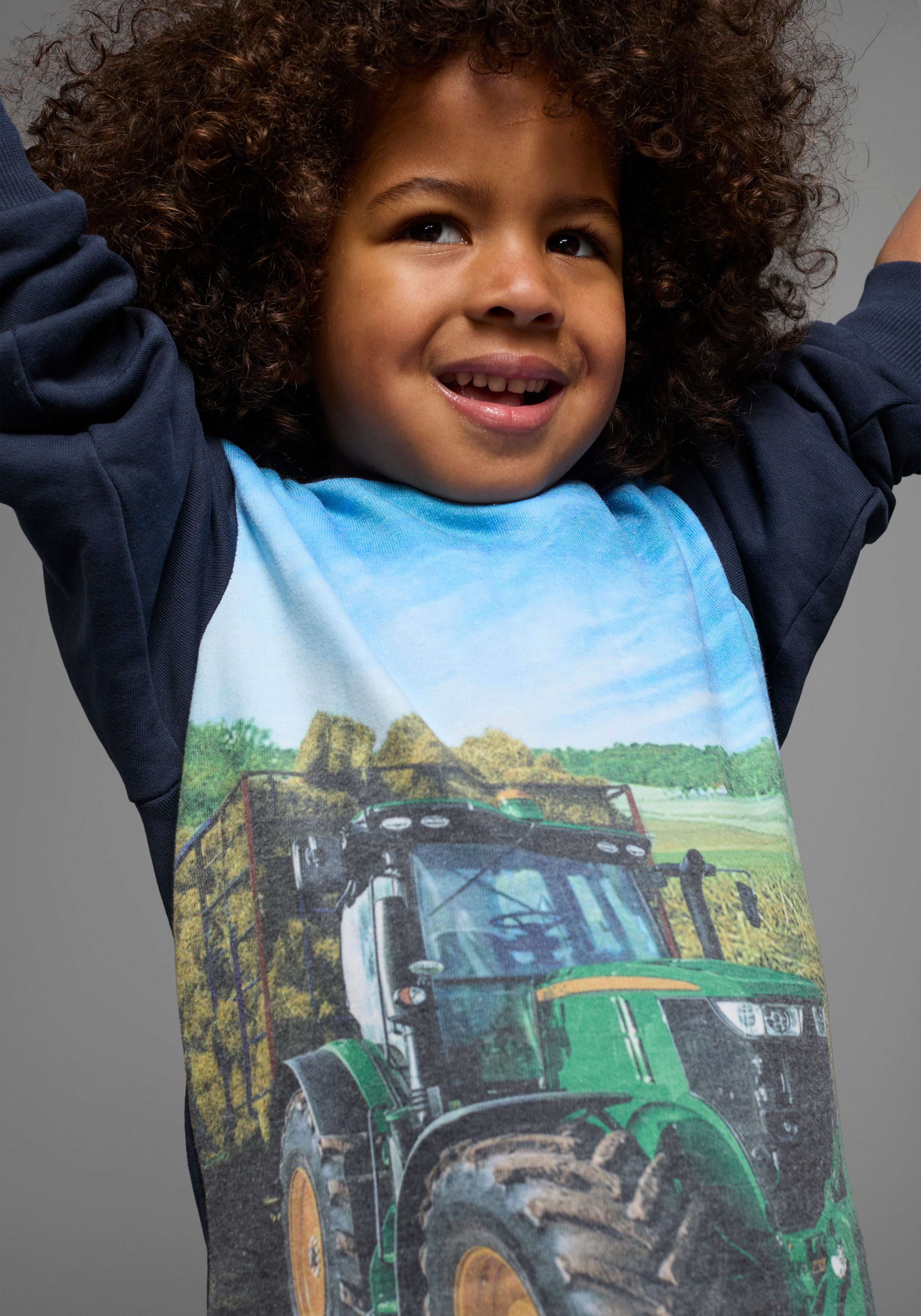 KIDSWORLD Kapuzensweatshirt Traktor - Fotodruck bedrucktes Design, aus angerauter Sweatware, mit Rippbündchen