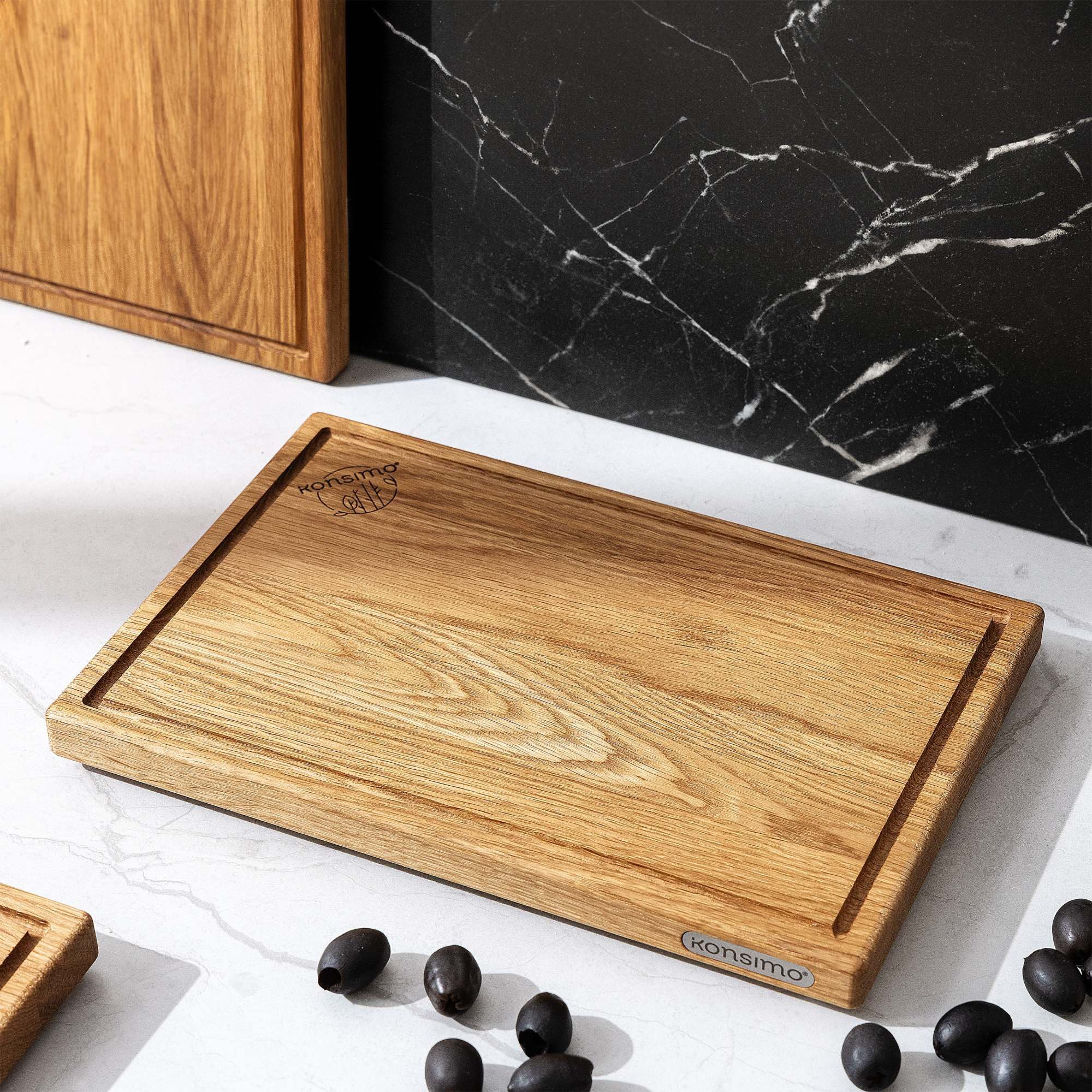 KONSIMO® Schneidebrett Premium SOLIDA Servierbrett, Schneidboard, Designschneidebrett, Eichenholz, (Maße: 30x2x20 cm), Massivholz Eiche, Messershoned, hergestellt in der EU, Saftrille