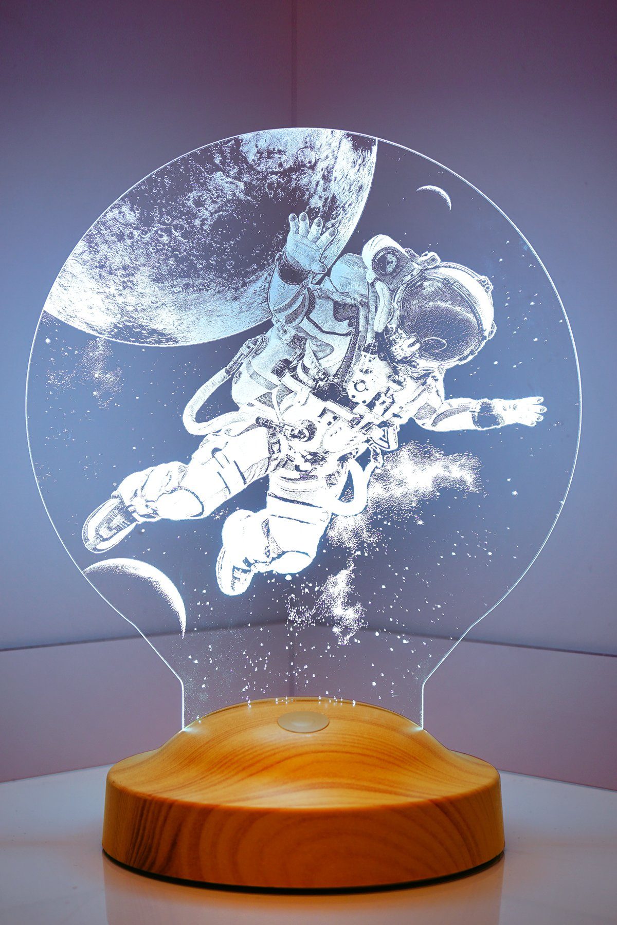 Geschenkelampe LED Nachttischlampe Astronaut Figur Gravity 3D Gravur Geschenk für Jungen, Farbwechsel, Leuchte 7 Farben fest integriert, Weihnachtsgeschenk für Kinder