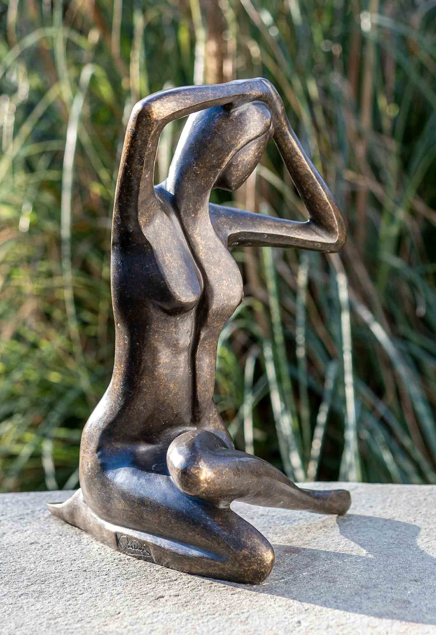 IDYL Gartenfigur IDYL Bronze-Skulptur Sitzende Frau, Bronze – sehr robust – Langlebig – witterungsbeständig gegen Frost, Regen und UV-Strahlung. Die Modelle werden in Wachsausschmelzverfahren in Bronze gegossen und von Hand patiniert.