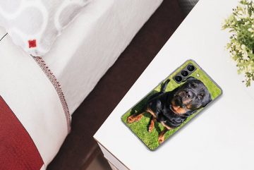 MuchoWow Handyhülle Rottweiler schaut seinen Besitzer an, Phone Case, Handyhülle Samsung Galaxy S21 Plus, Silikon, Schutzhülle